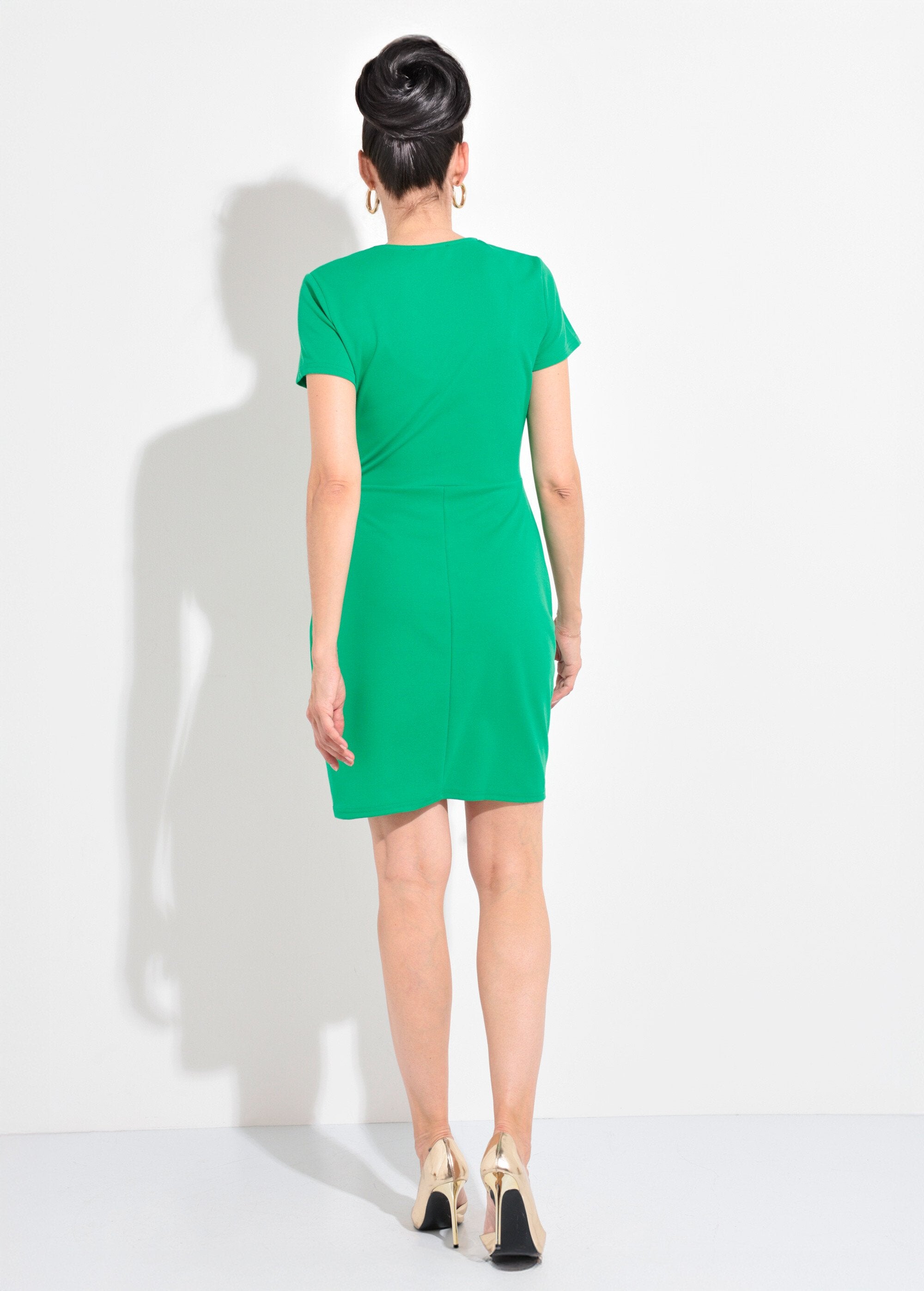 Abito_drappeggiato_in_maglia_crepe_con_dettaglio_gioiello_Vert_vif_DO1_slim