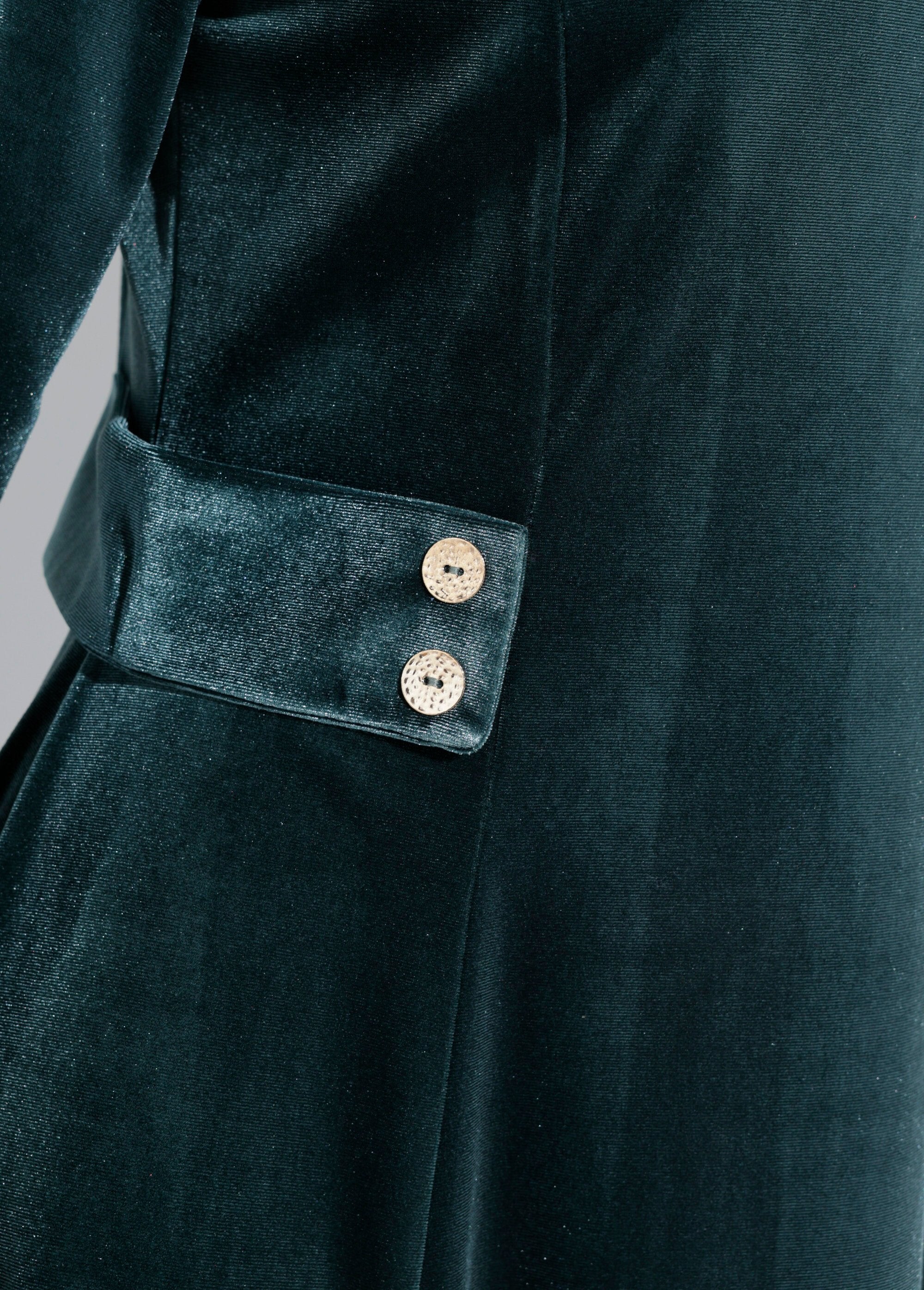 Abito_in_velluto_con_scollo_rotondo_e_vita_segnata_Vert_DE1_slim