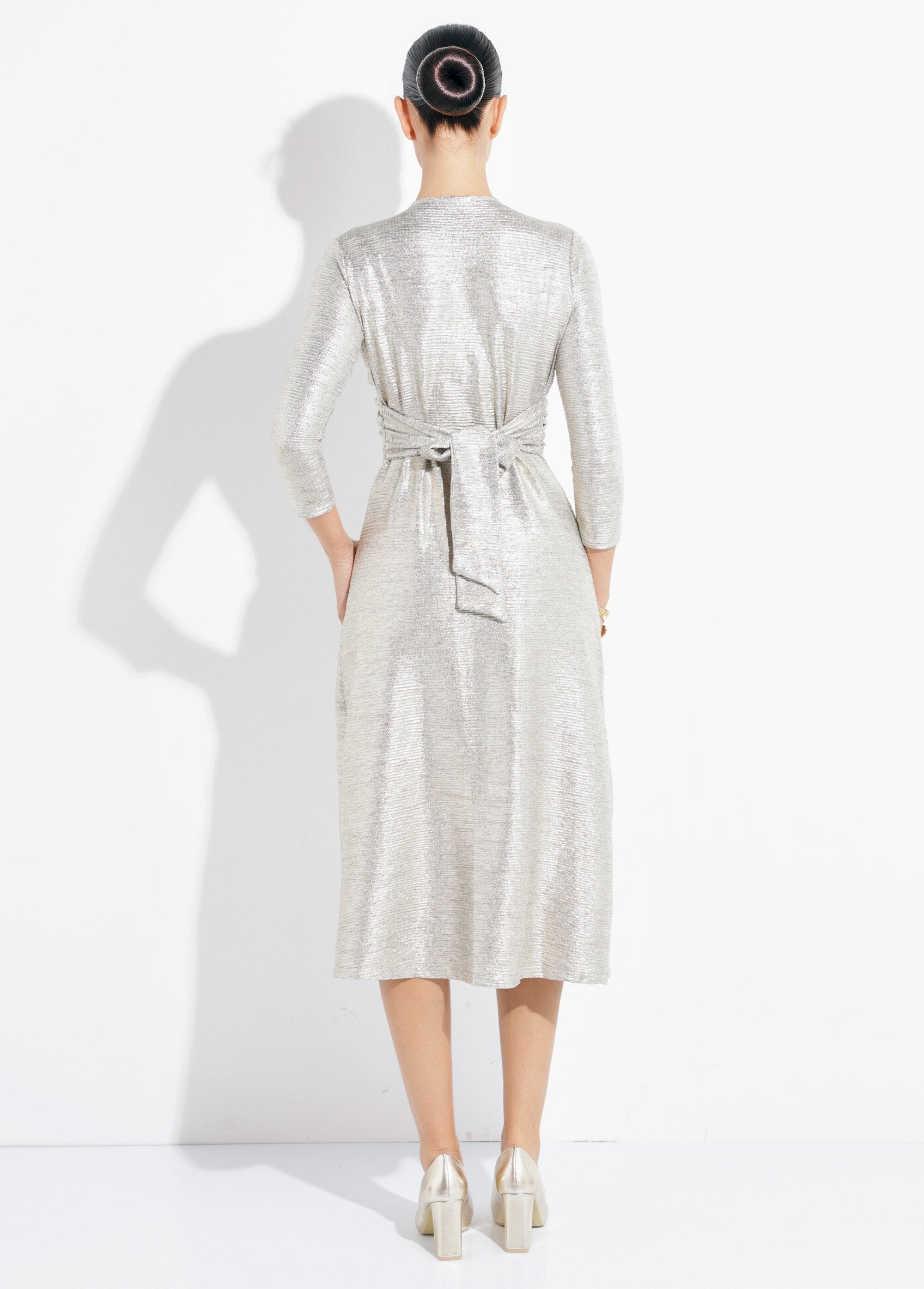 Maxi_abito_plissettato_con_scollo_a_V_lucido_Dore_DO1_slim