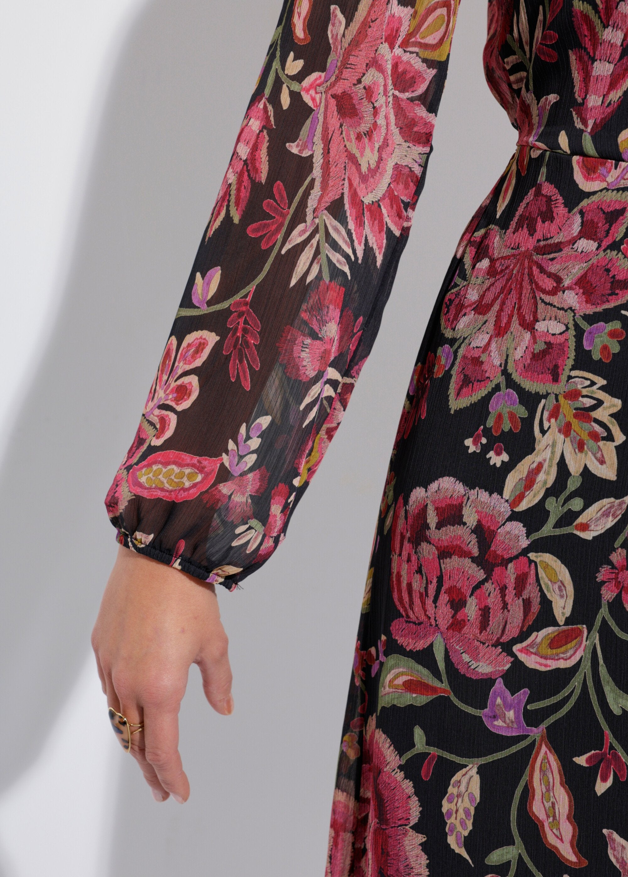 Abito_a_portafoglio_con_volant_in_voile_floreale_Noir_et_prune_DE2_slim