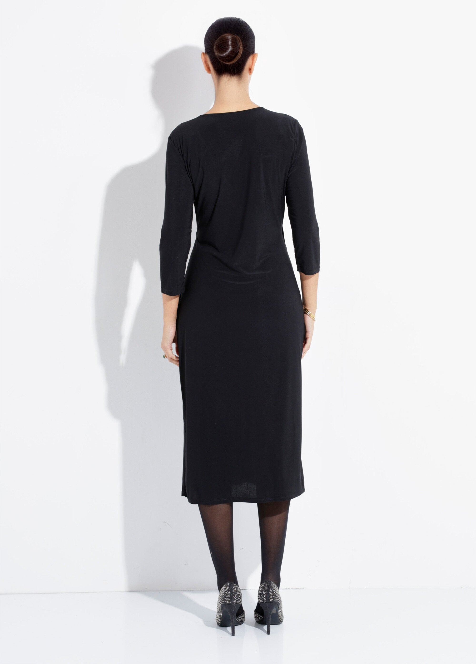 Maxi_abito_plissettato_chic_dalla_vita_gioiello_Noir_DO1_slim