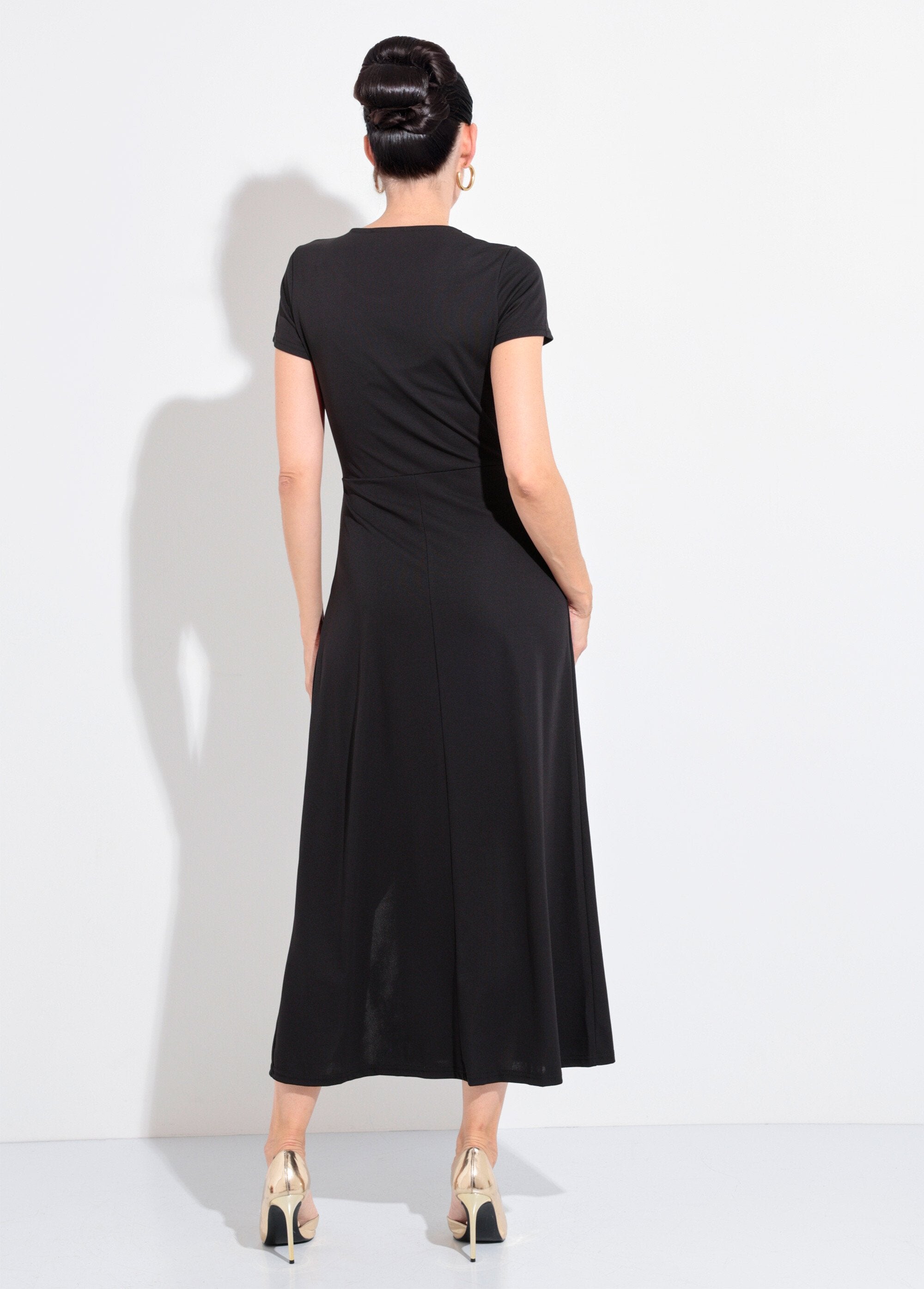 Abito_lungo_in_maglia_fluida_con_dettaglio_gioiello_Noir_DO1_slim