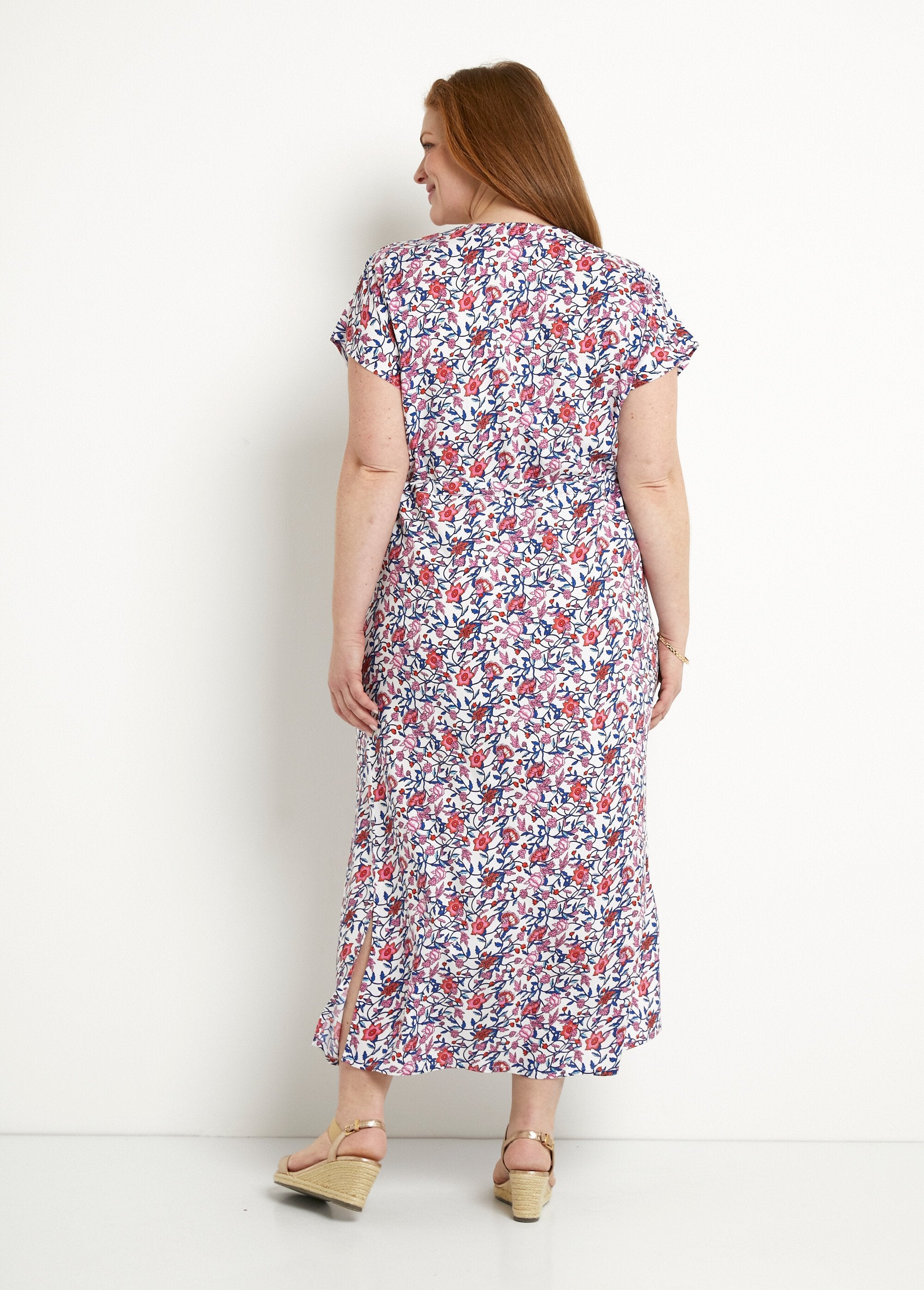Abito_a_portafoglio_floreale_con_maniche_corte_Bleu_et_rose_DO1_curvy