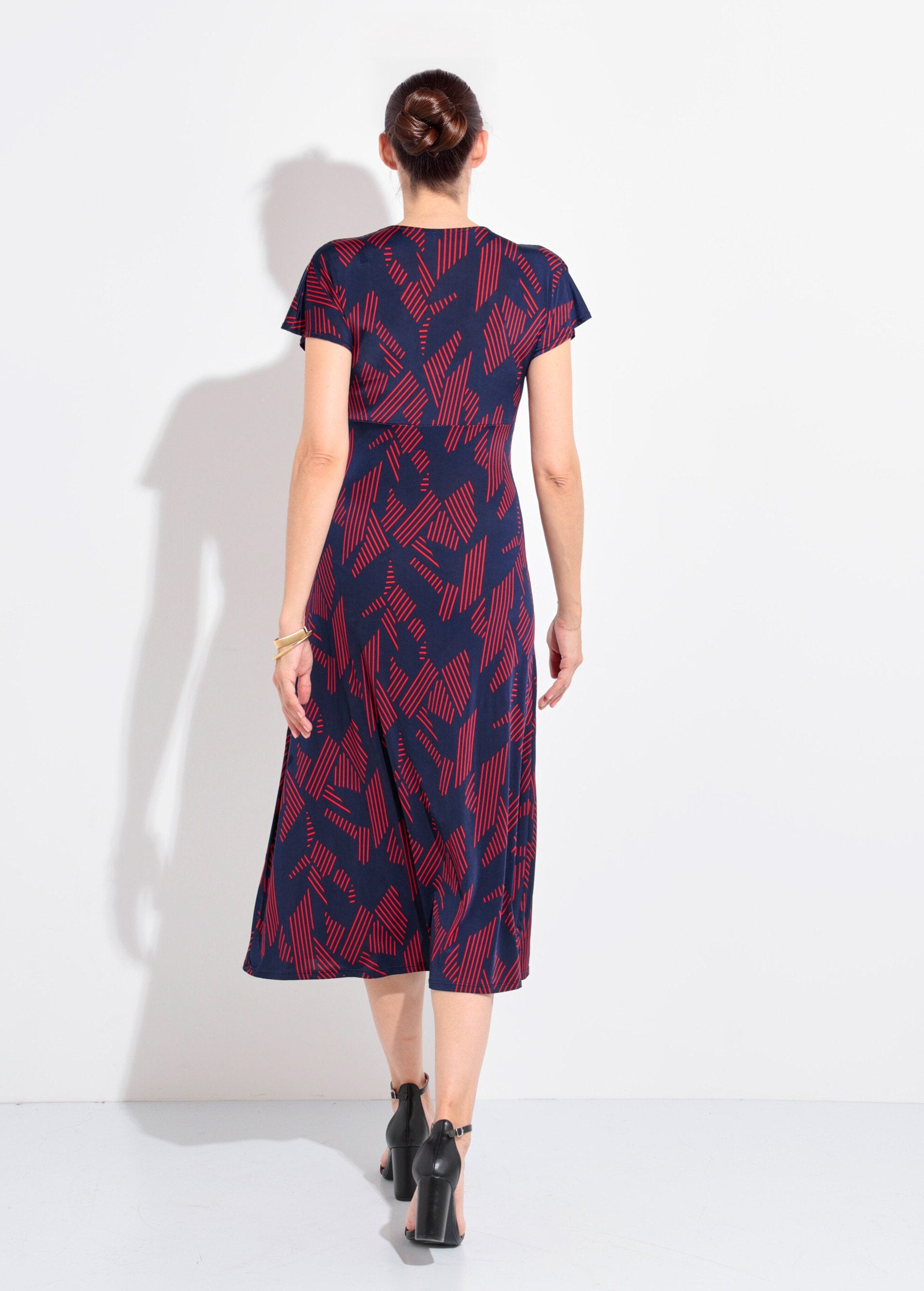 Abito_grafico_con_scollo_a_V_e_maniche_lunghe_Marine_et_bordeaux_DO1_slim