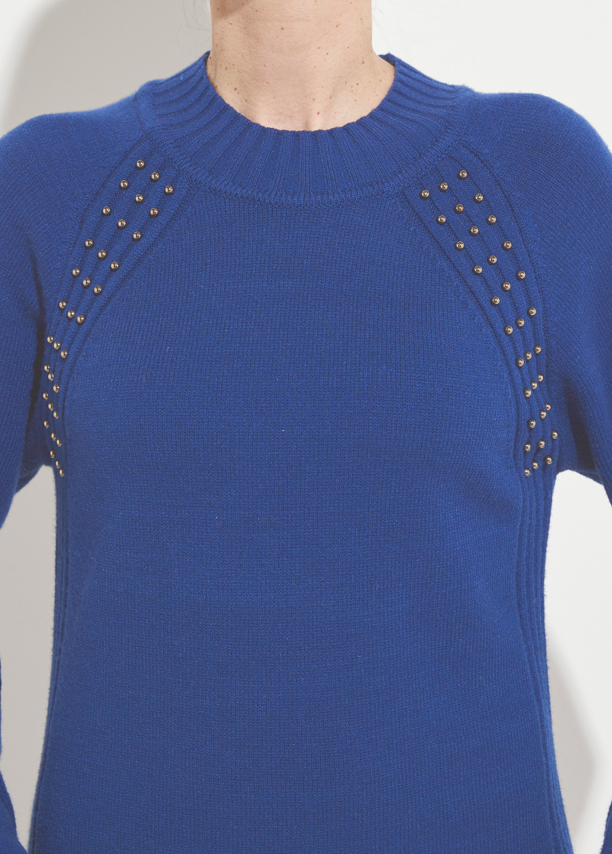 Abito_a_maglia_con_collo_alto_e_dettagli_a_coste_con_perline_Bleu_DE1_slim
