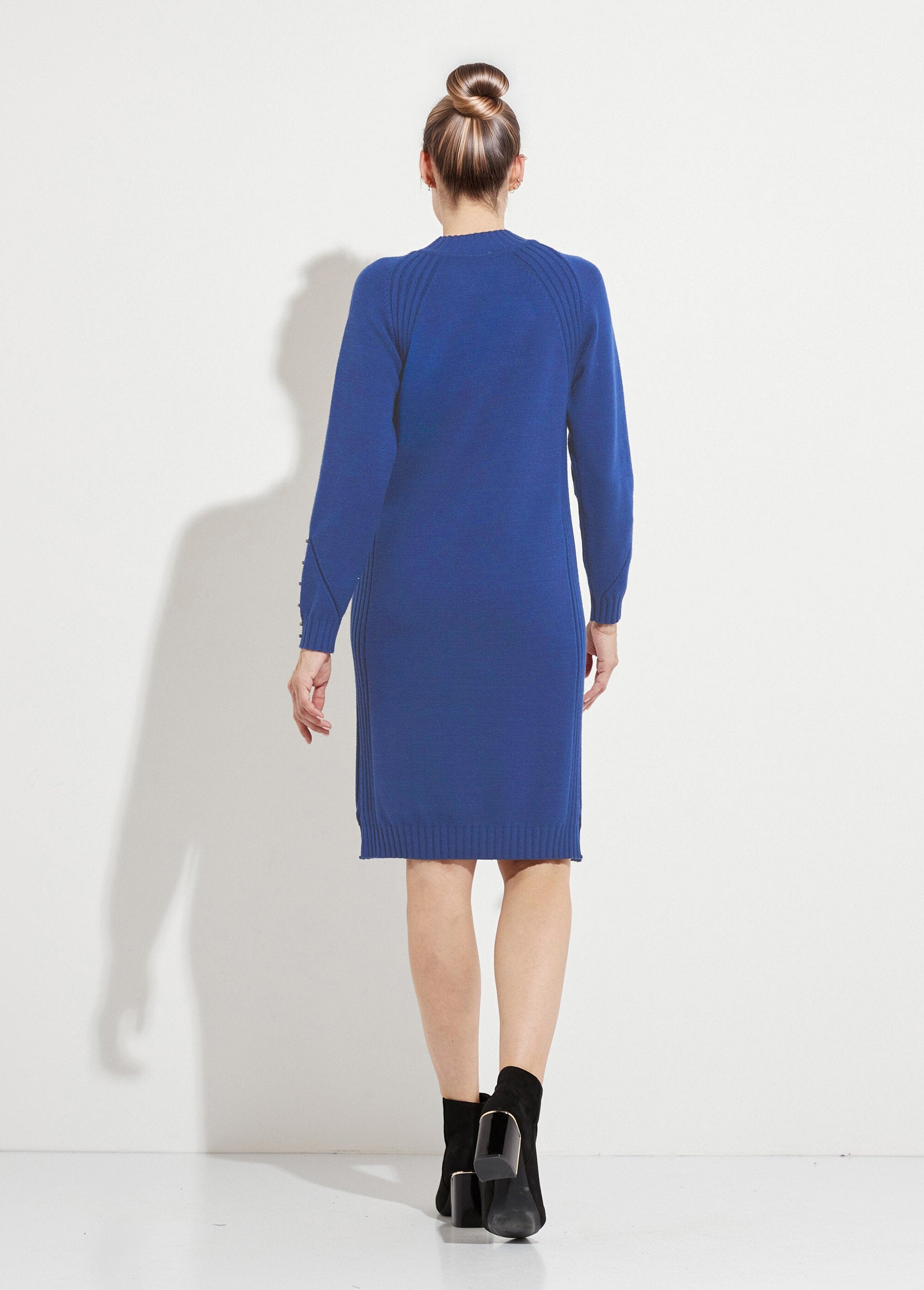 Abito_a_maglia_con_collo_alto_e_dettagli_a_coste_con_perline_Bleu_DO1_slim