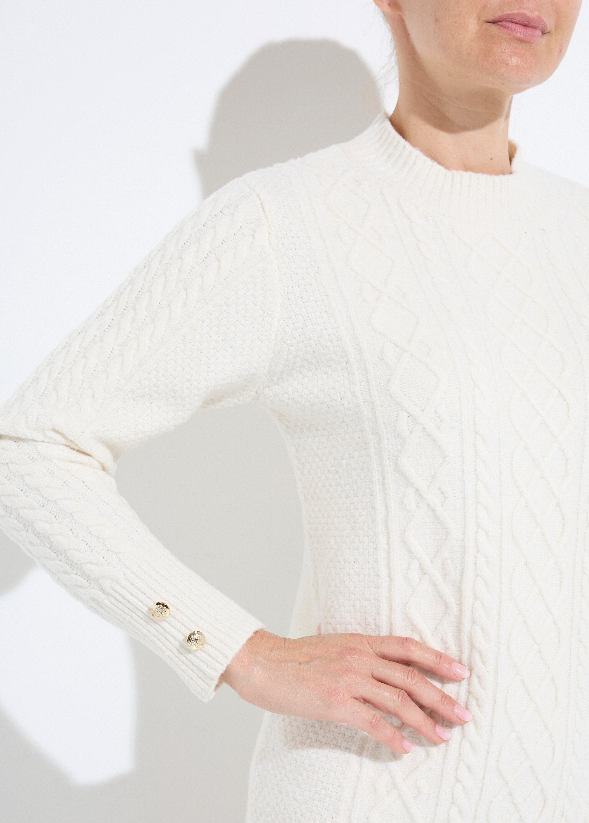 Abito_corto_in_maglia_tinta_unita_con_scollo_rotondo_Ecru_DE1_slim