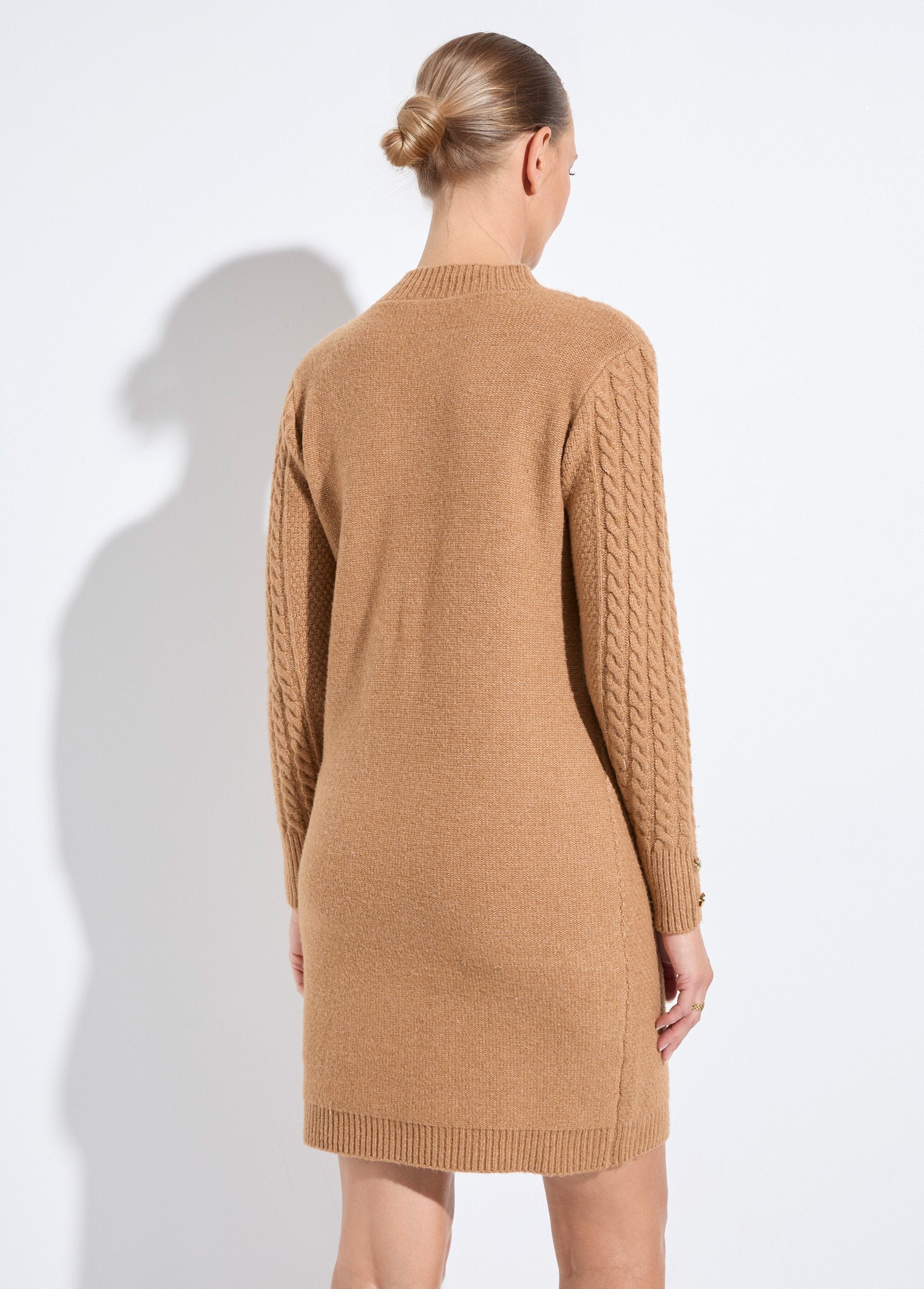 Abito_corto_in_maglia_tinta_unita_con_scollo_rotondo_Camel_DO1_slim