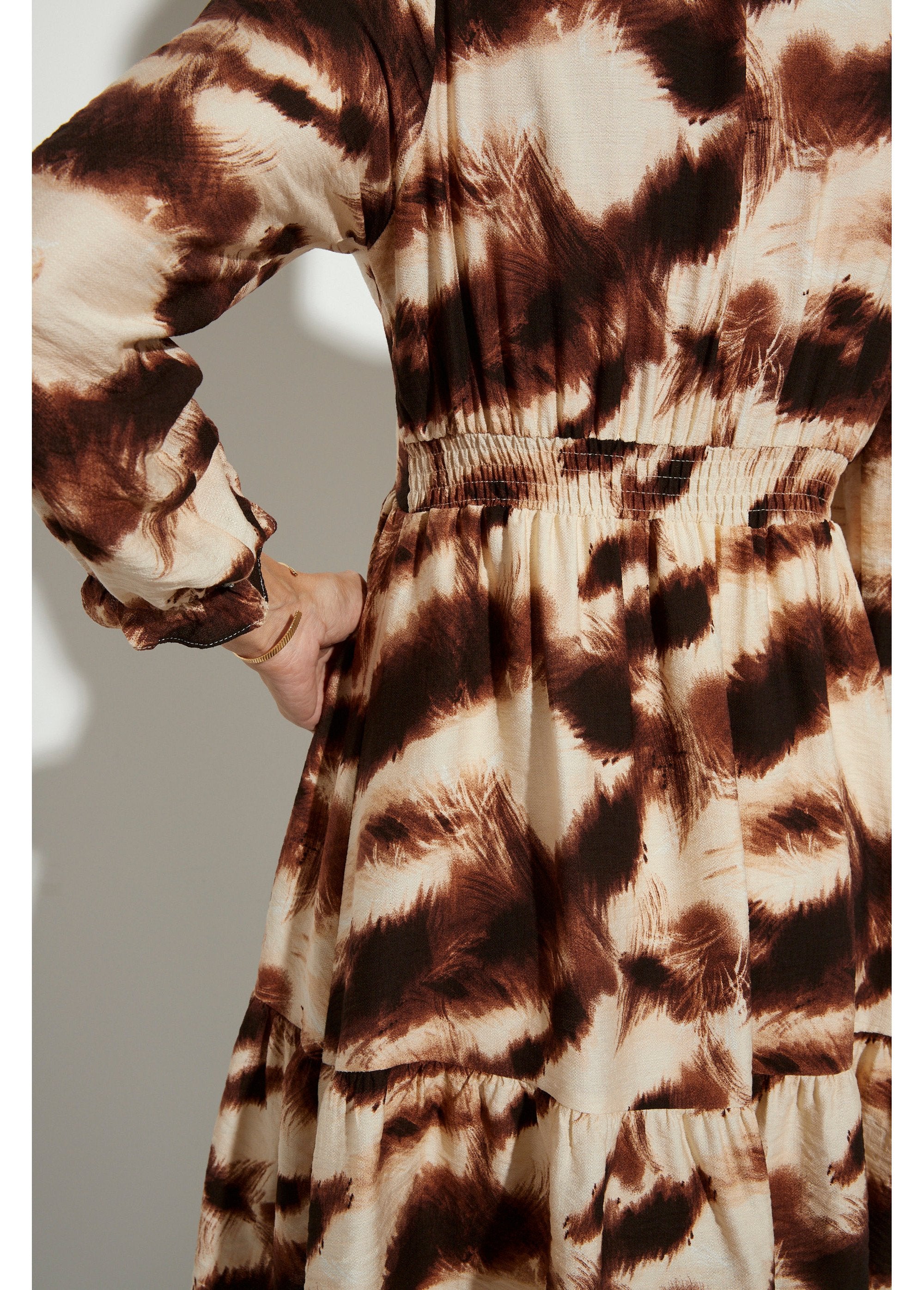 Abito_con_scollo_a_V_e_maniche_strette_Marron_et_beige_DE2_slim