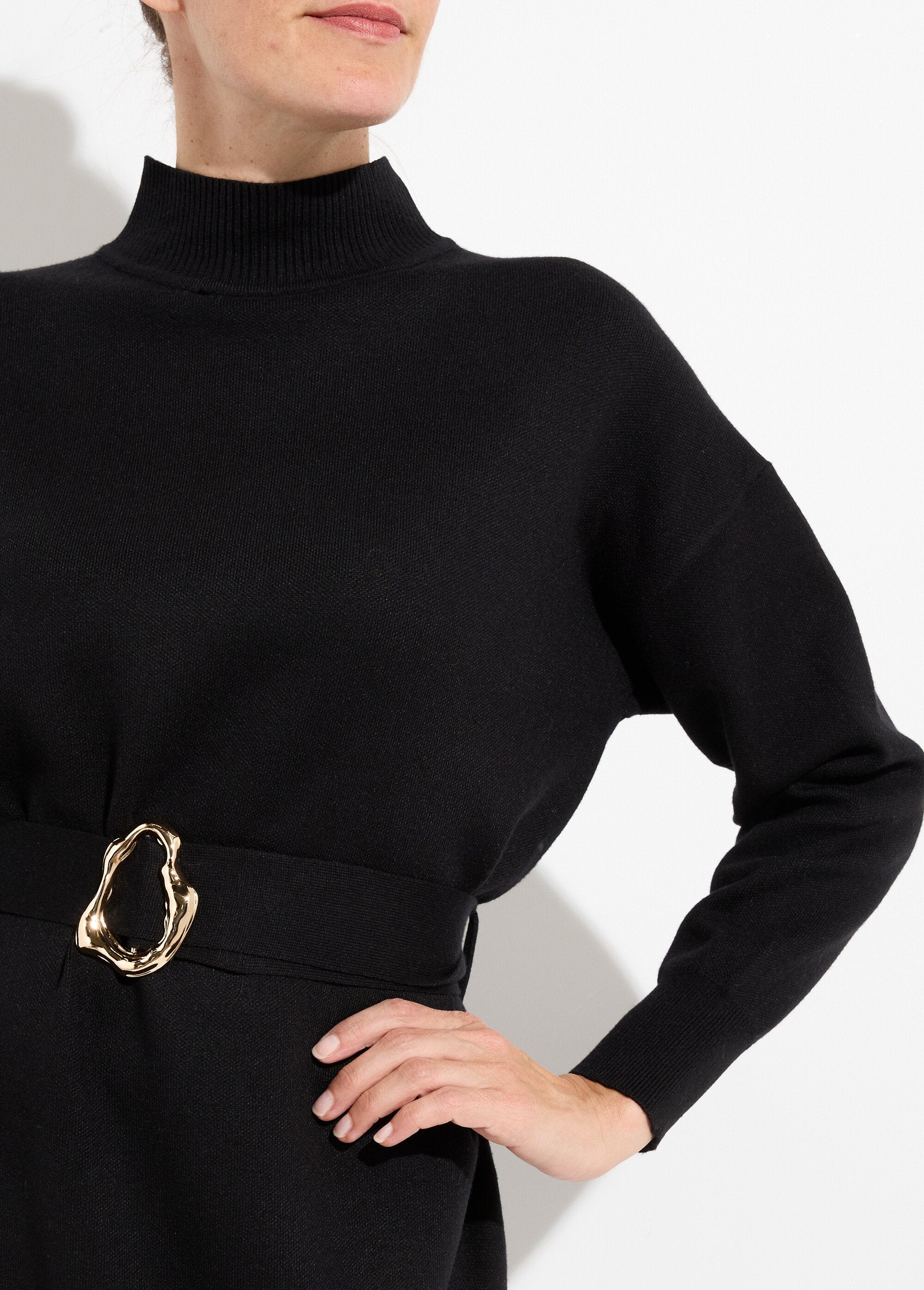 Abito_in_maglina_con_collo_alto_e_cintura_in_metallo_Noir_DE1_slim