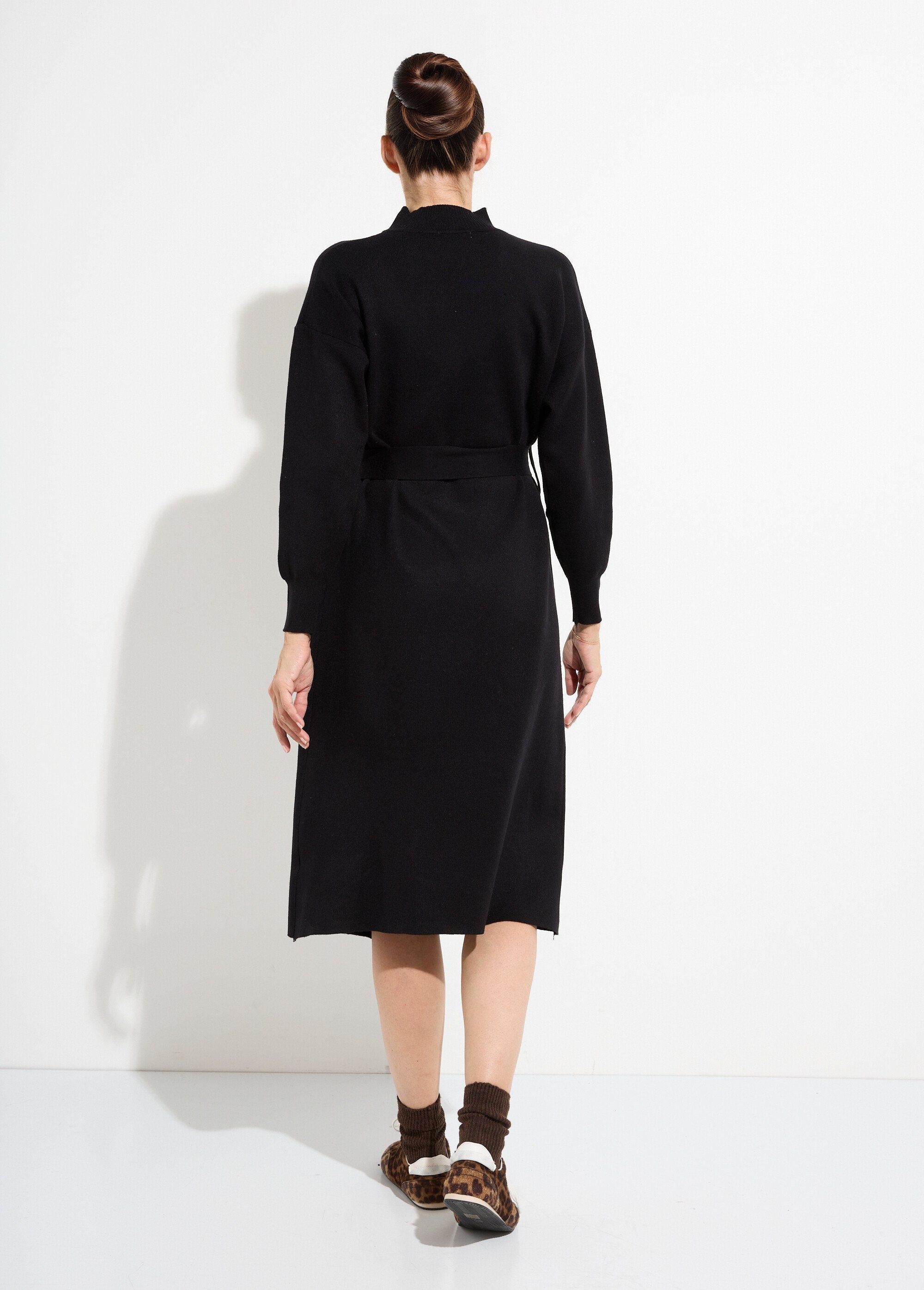 Abito_in_maglina_con_collo_alto_e_cintura_in_metallo_Noir_DO1_slim