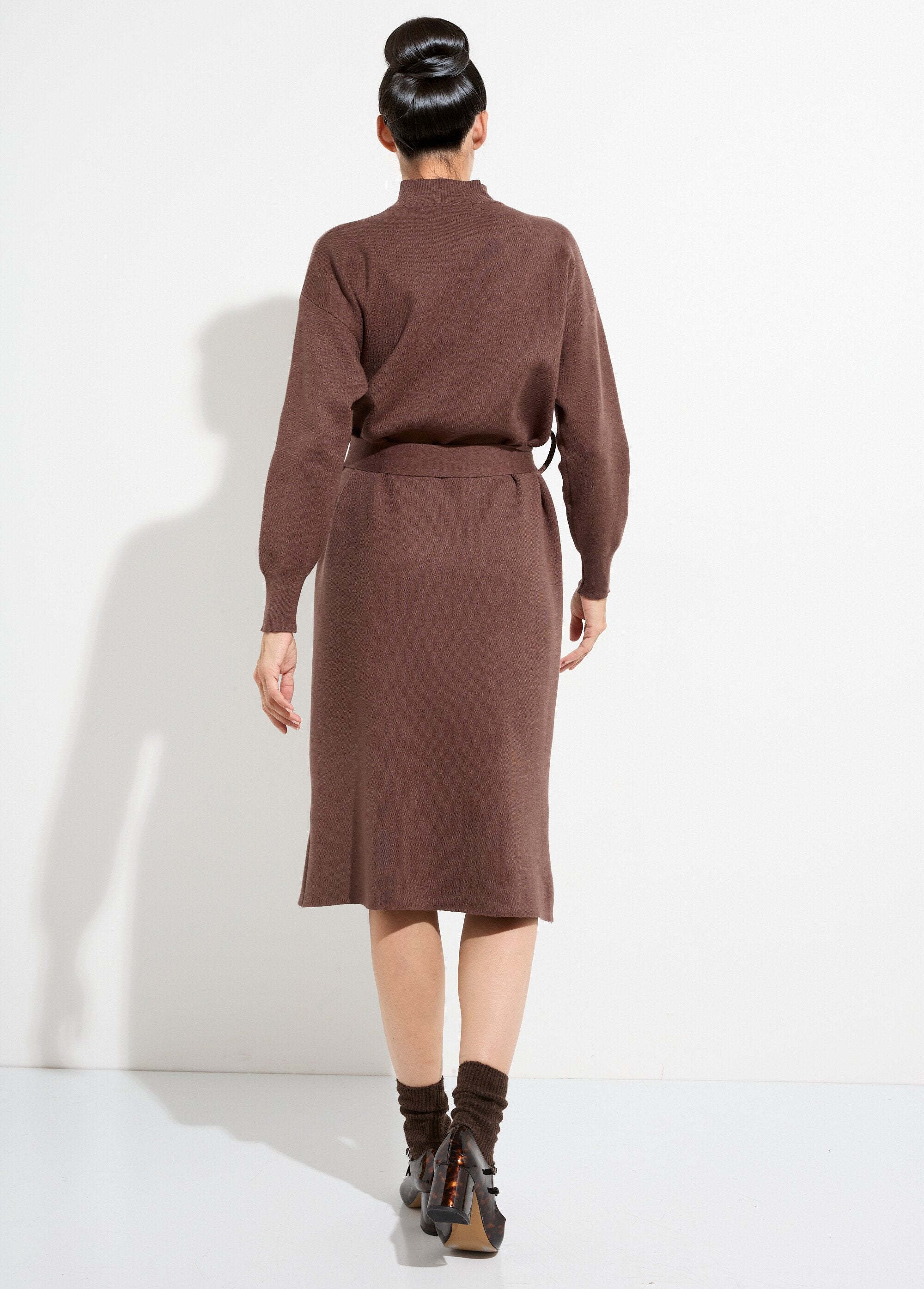 Abito_in_maglina_con_collo_alto_e_cintura_in_metallo_Taupe_DO1_slim
