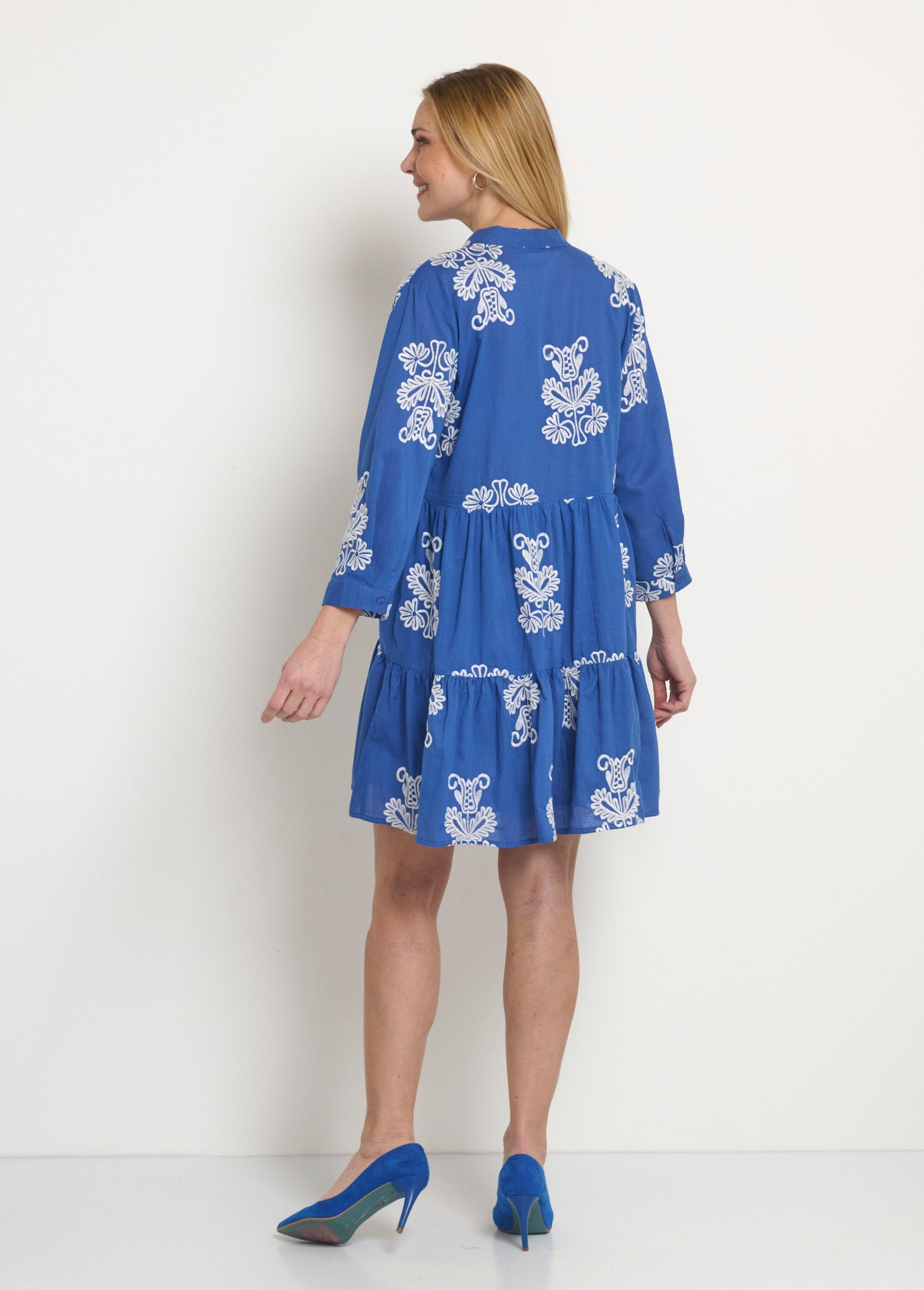 Robe_volantée_courte_avec_broderies_Bleu_DO1_slim