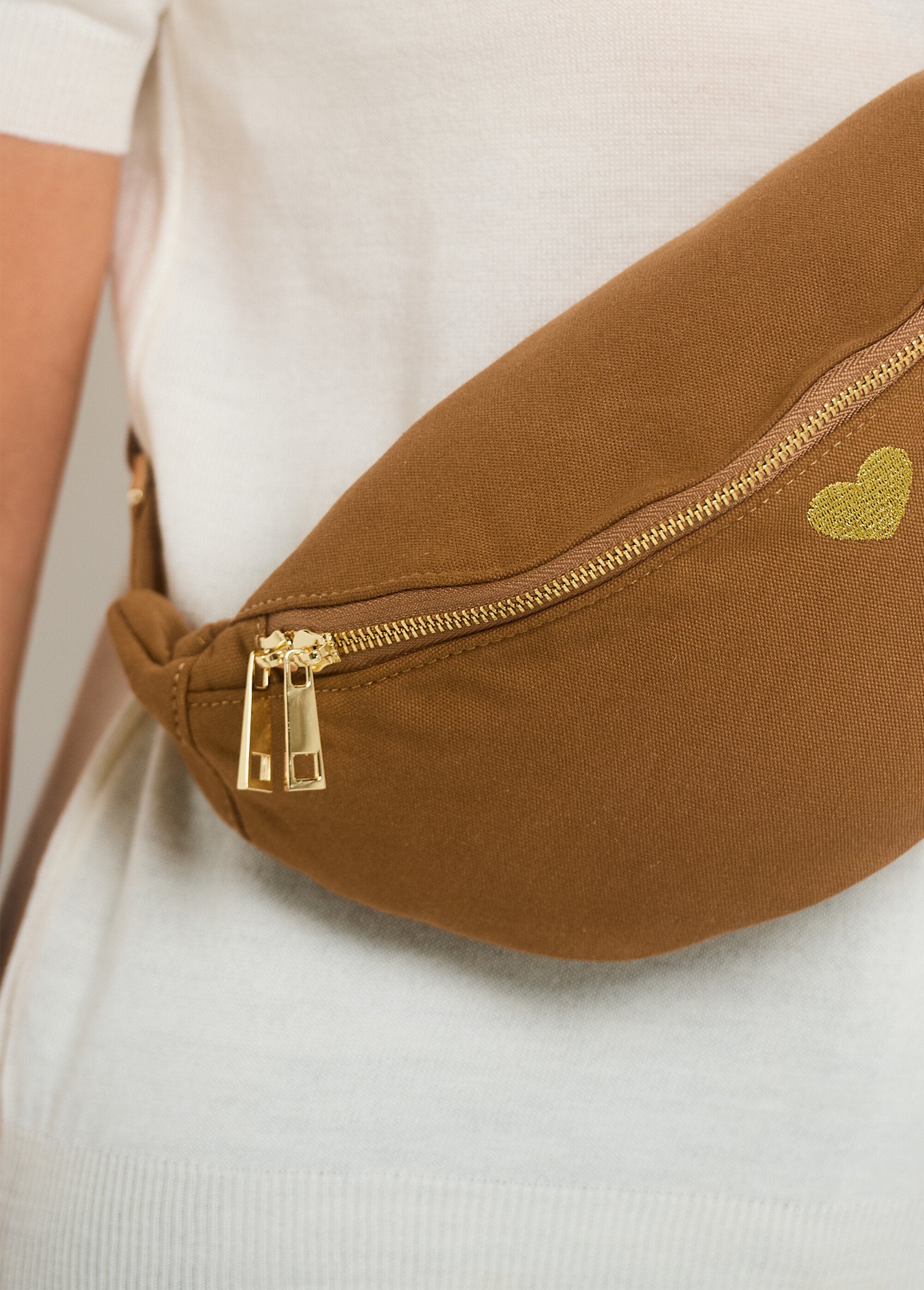 Sac_banane_uni_zippé_broderie_cur_Camel_DE2_slim