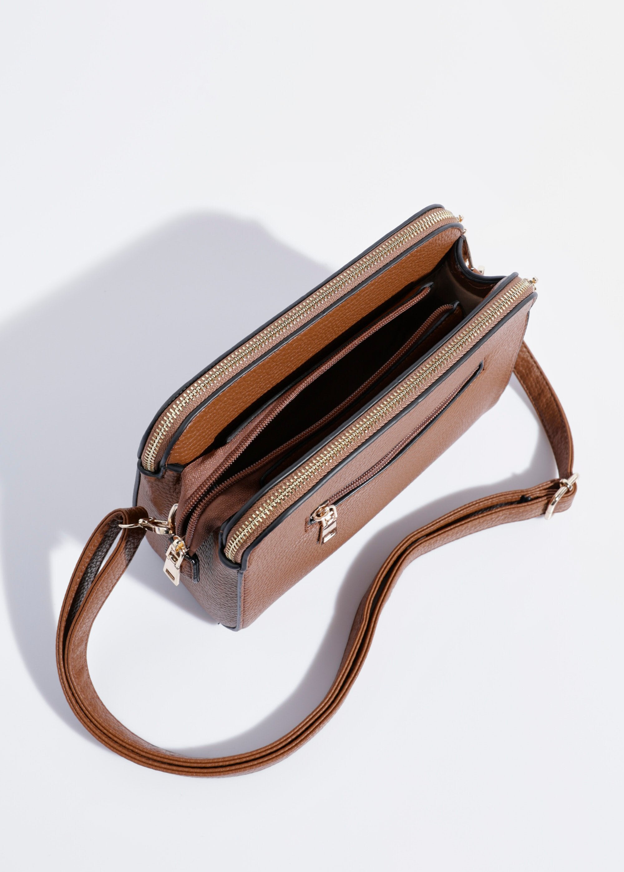 Borsa_multitasche_compatta_con_dettagli_in_metallo_Camel_DE1_slim