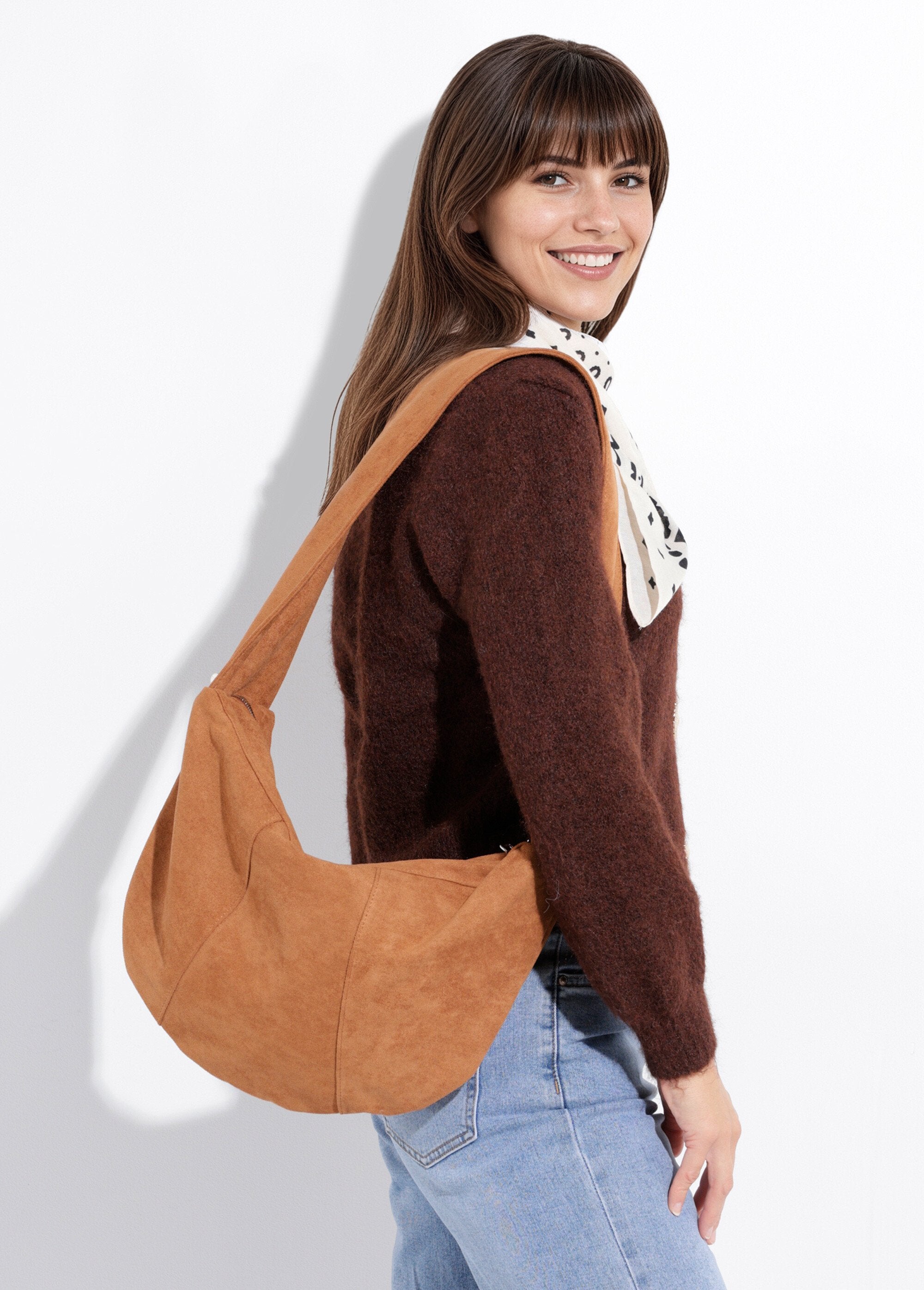 Borsa_in_suedette_con_ampia_tracolla_Camel_FA1_slim