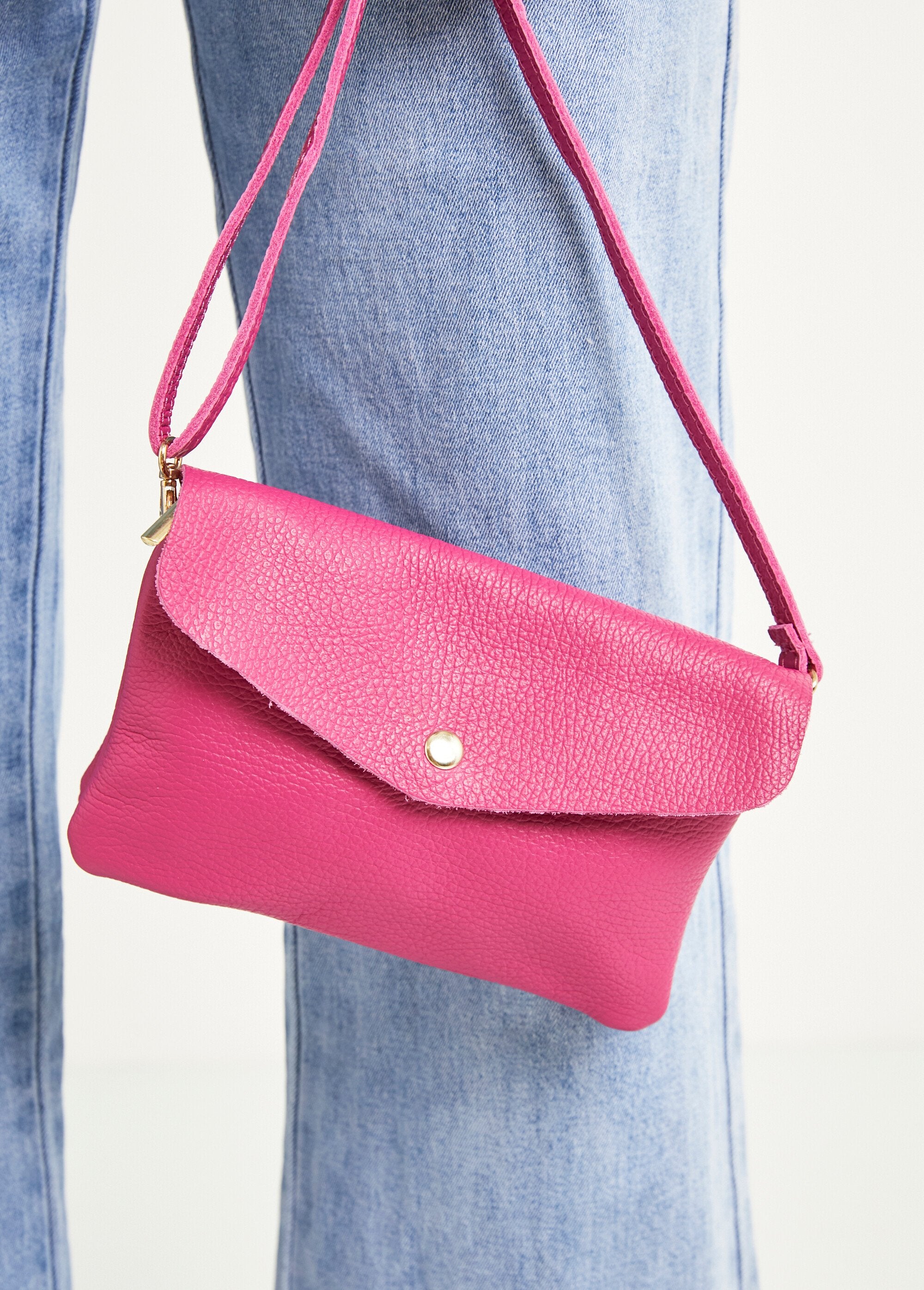 Borsa_a_tracolla_in_pelle_martellata_Magenta_fuchsia_FA2_slim