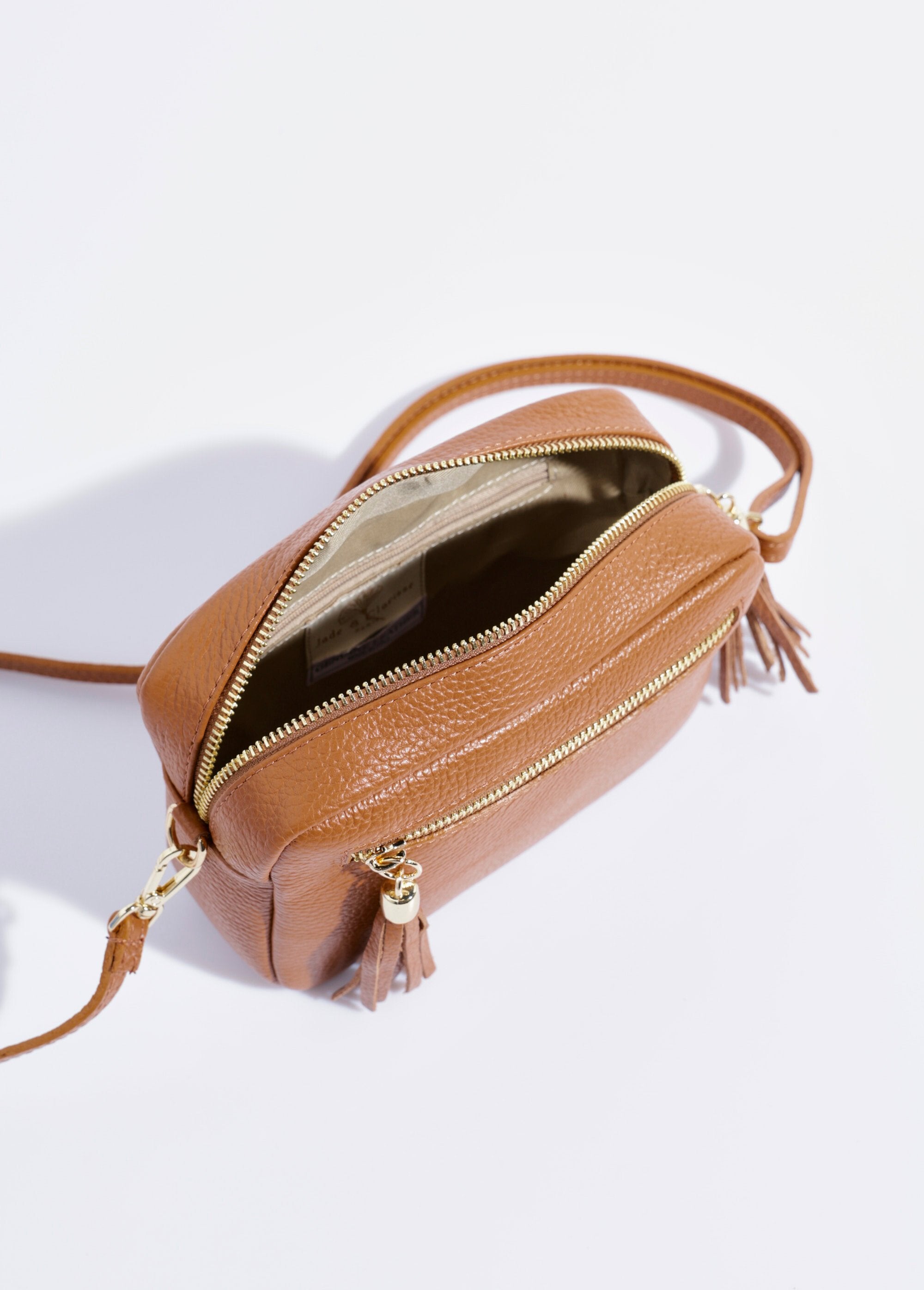 Borsa_a_tracolla_rettangolare_in_pelle_martellata_Camel_DE1_slim