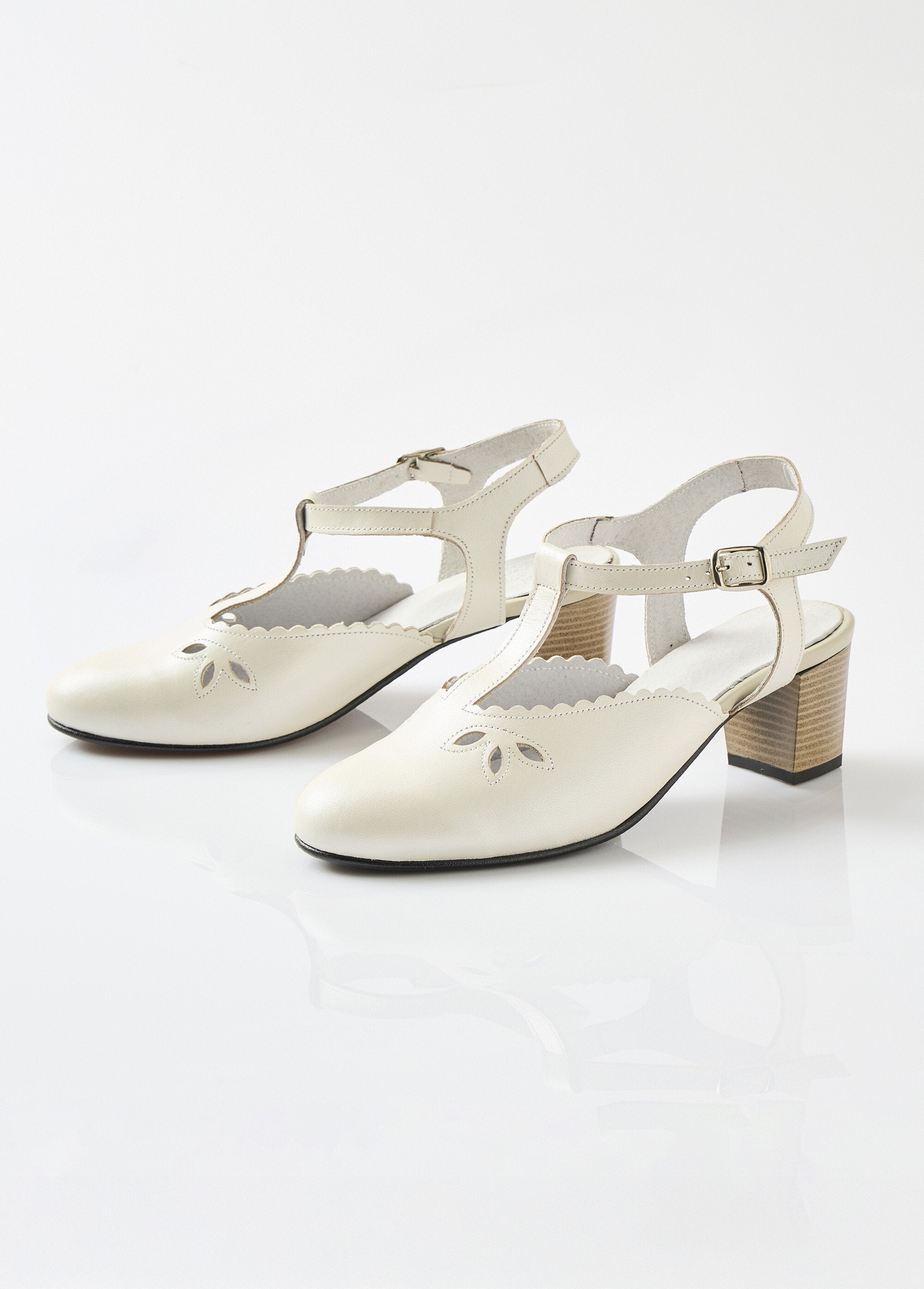 Sandali_slingback_con_tacco_alto_in_pelle_dalla_larghezza_confortevole_Ivoire_DE1_slim
