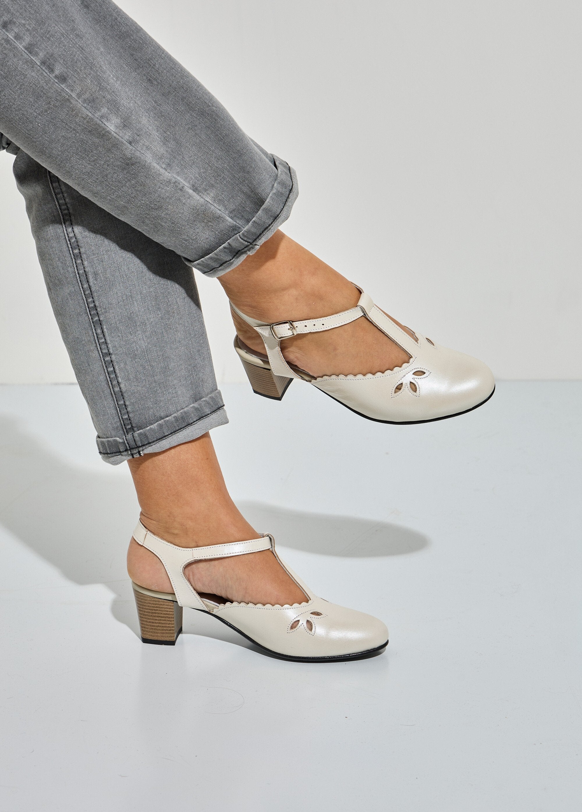 Sandali_slingback_con_tacco_alto_in_pelle_dalla_larghezza_confortevole_Ivoire_SF1_slim