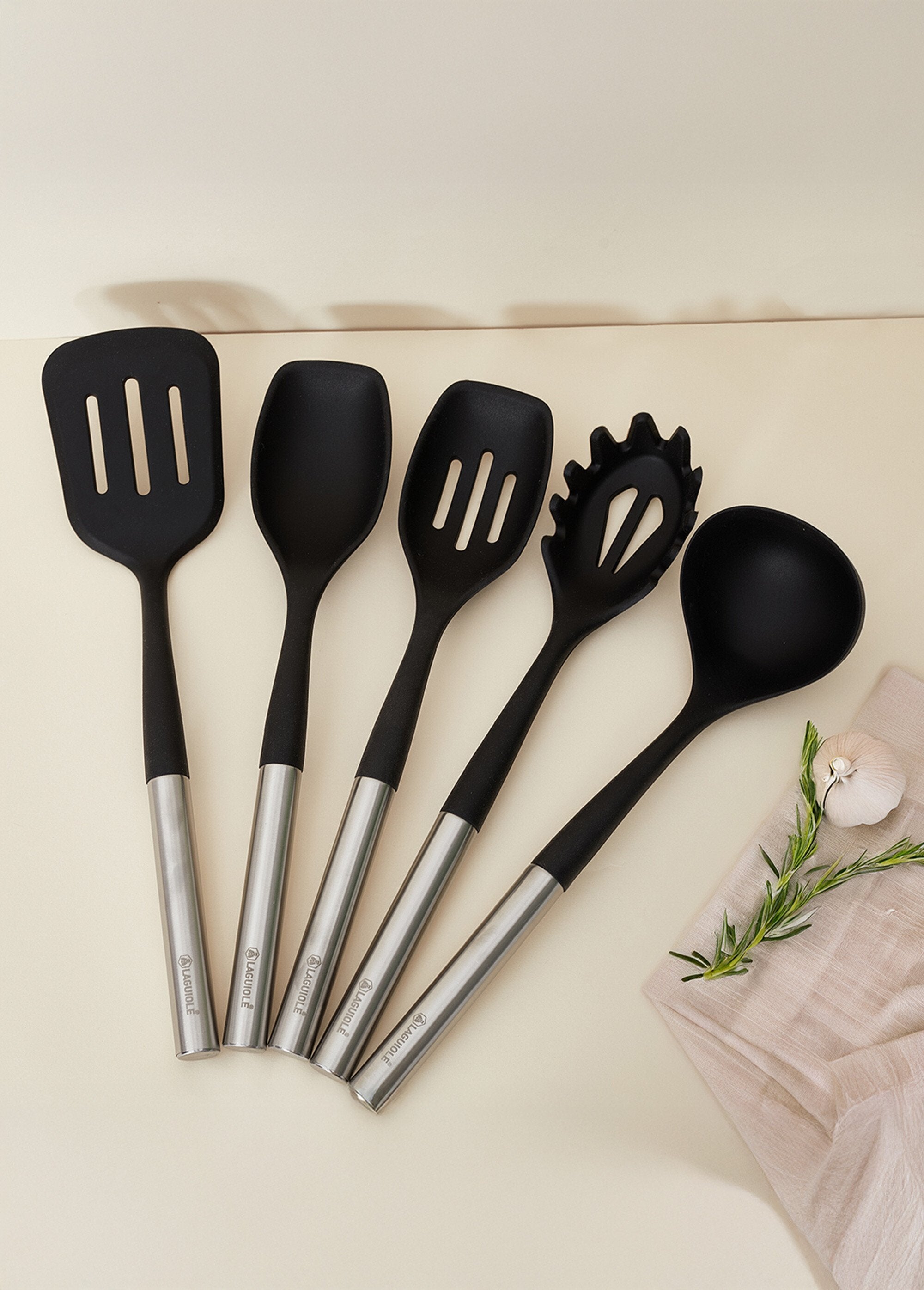 Set_di_5_utensili_in_silicone_+_pentola_in_acciaio_inox_Gris_et_noir_SF1_slim
