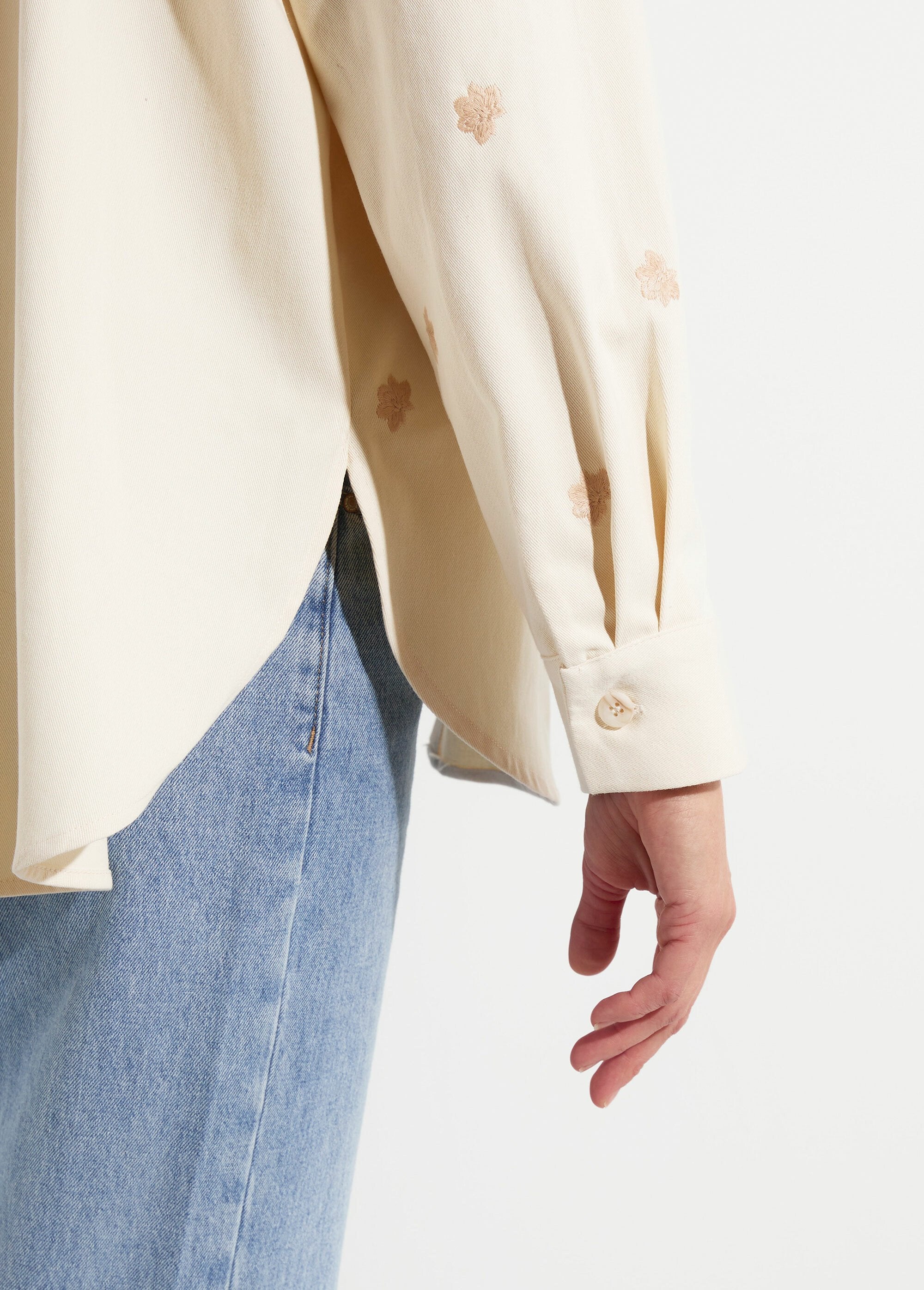 Camicia_da_camera_in_cotone_con_ricamo_Ecru_DE1_slim