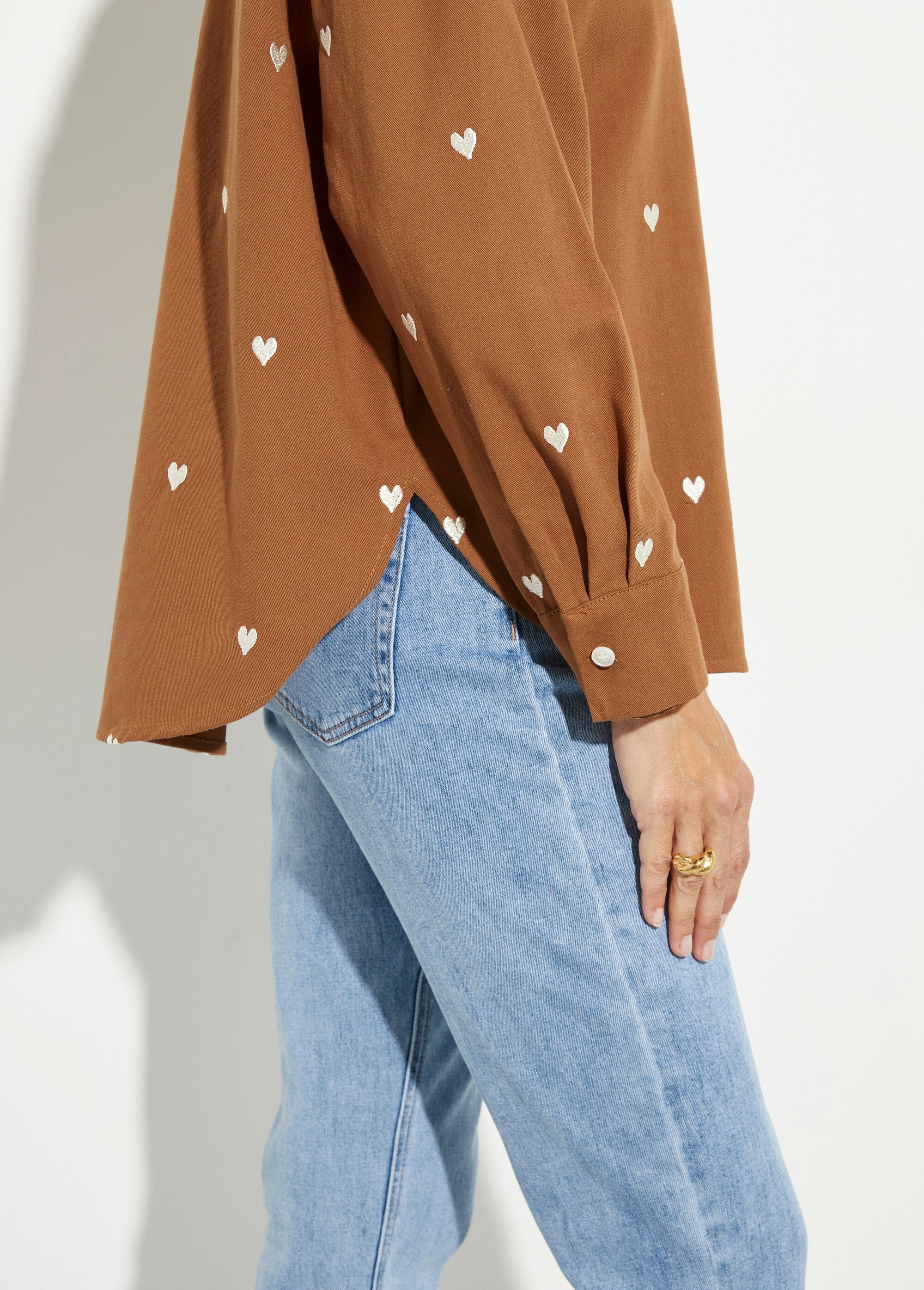 Camicia_over_in_twill_con_cuori_ricamati_Camel_DE1_slim