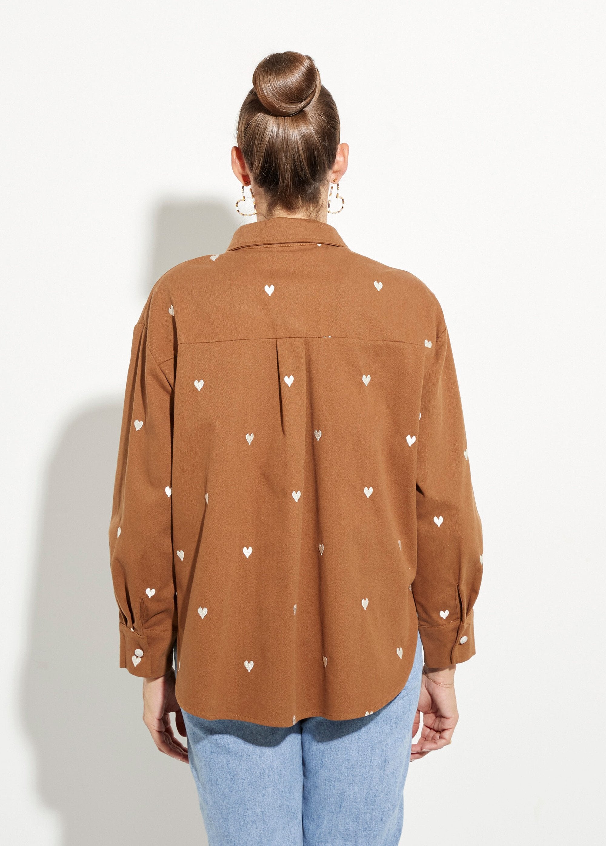 Camicia_over_in_twill_con_cuori_ricamati_Camel_DO1_slim