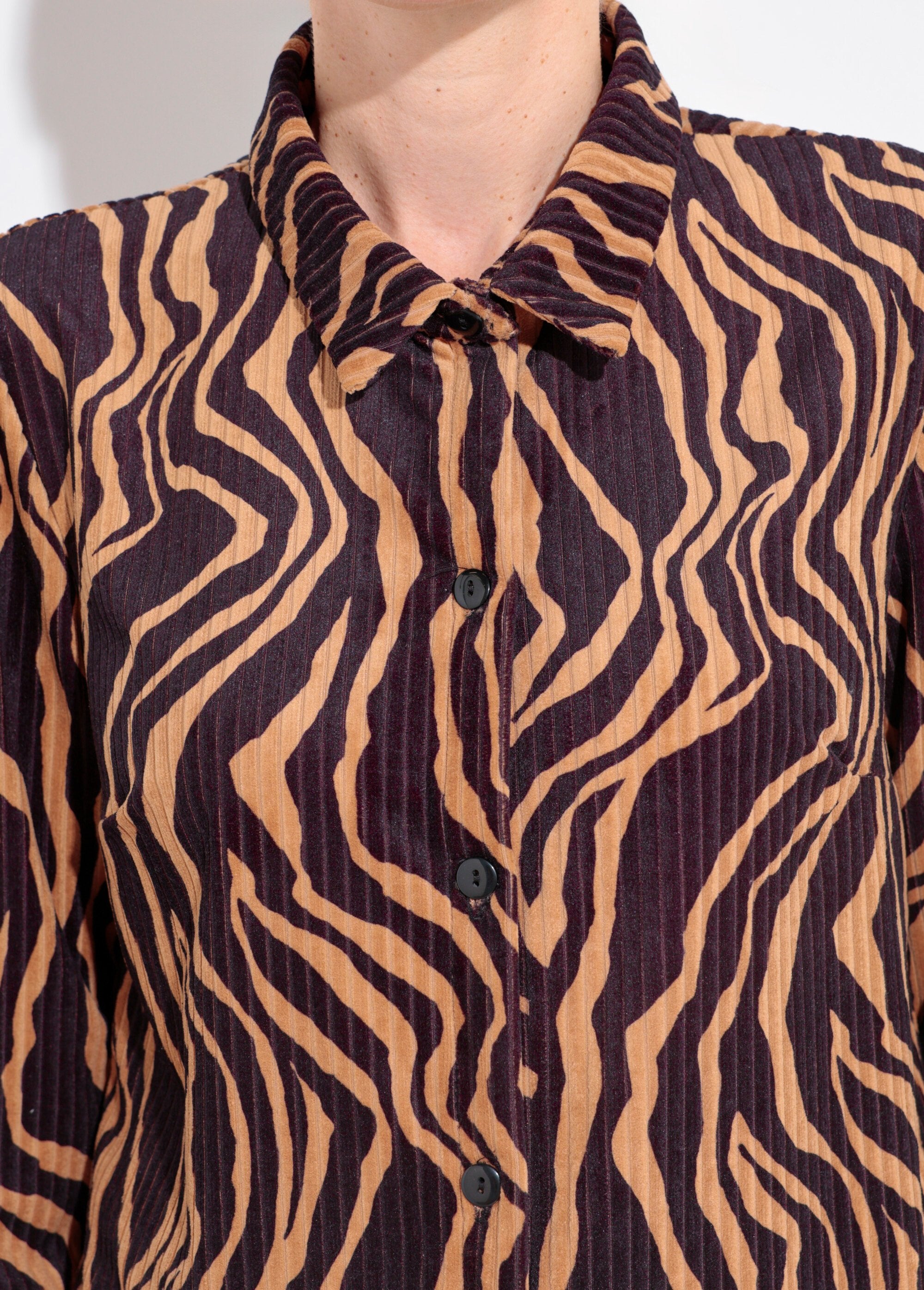 Maglietta_a_coste_con_motivo_zebrato_Noir_et_beige_DE1_slim