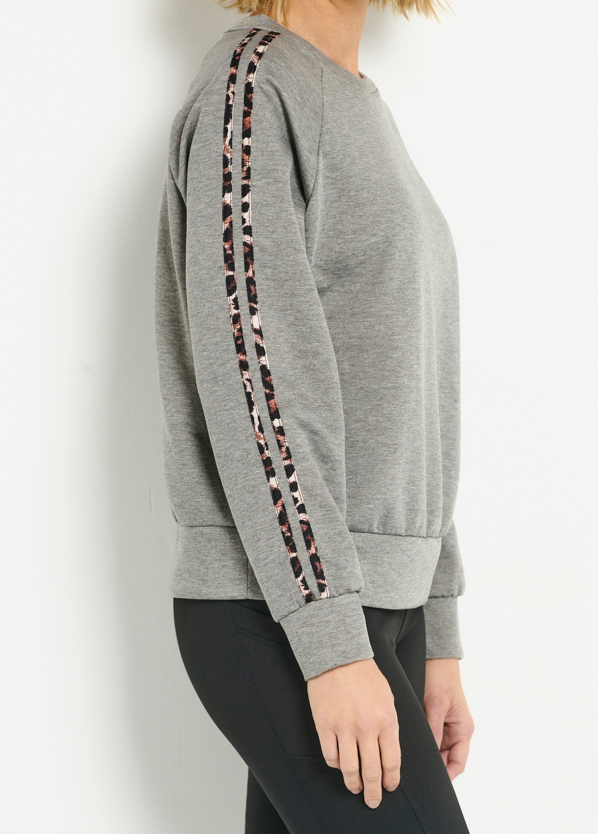 Felpa_comfort_con_scollo_rotondo_e_strisce_leopardate_Gris_DE2_slim