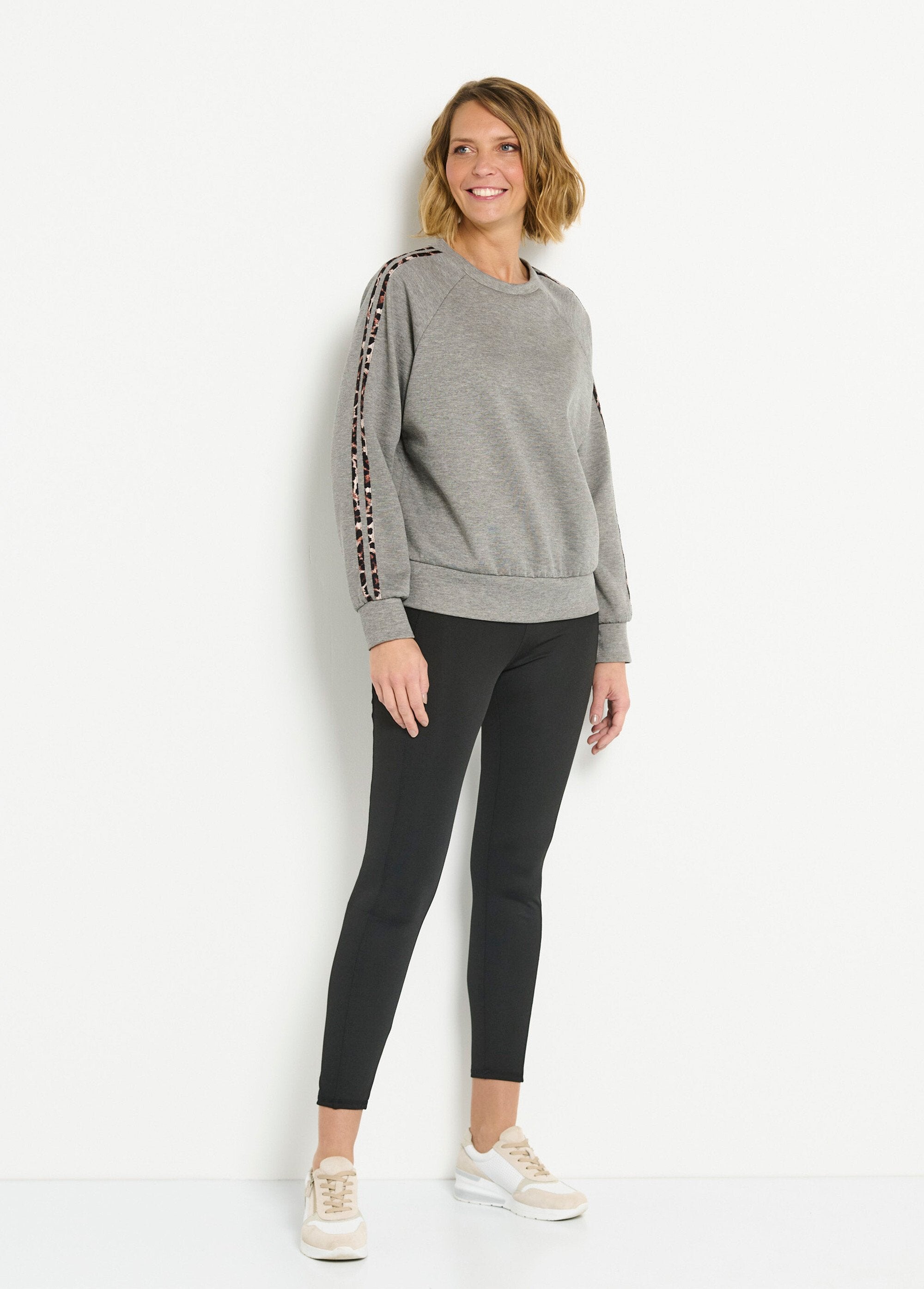 Felpa_comfort_con_scollo_rotondo_e_strisce_leopardate_Gris_SF1_slim