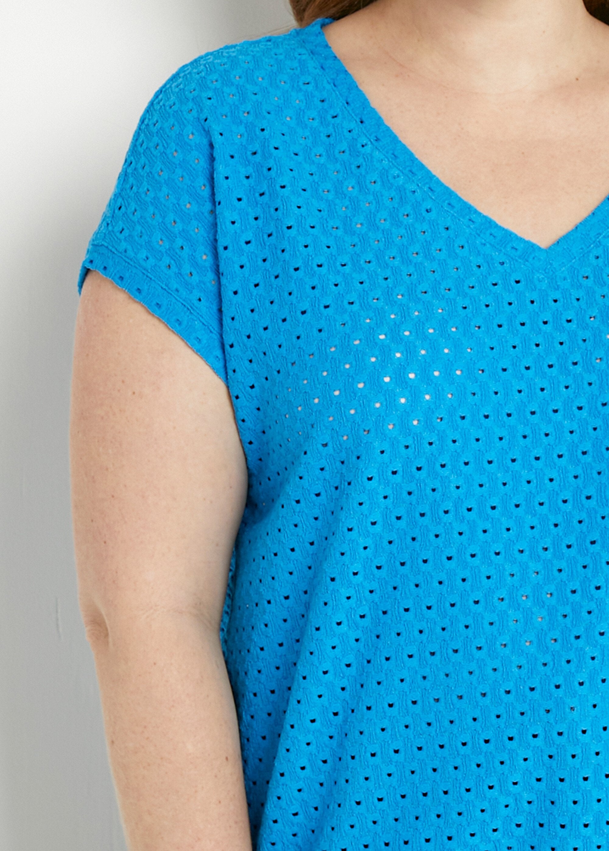 T-shirt_corta_e_sciolta_con_scollo_a_V_Turquoise_DE1_curvy