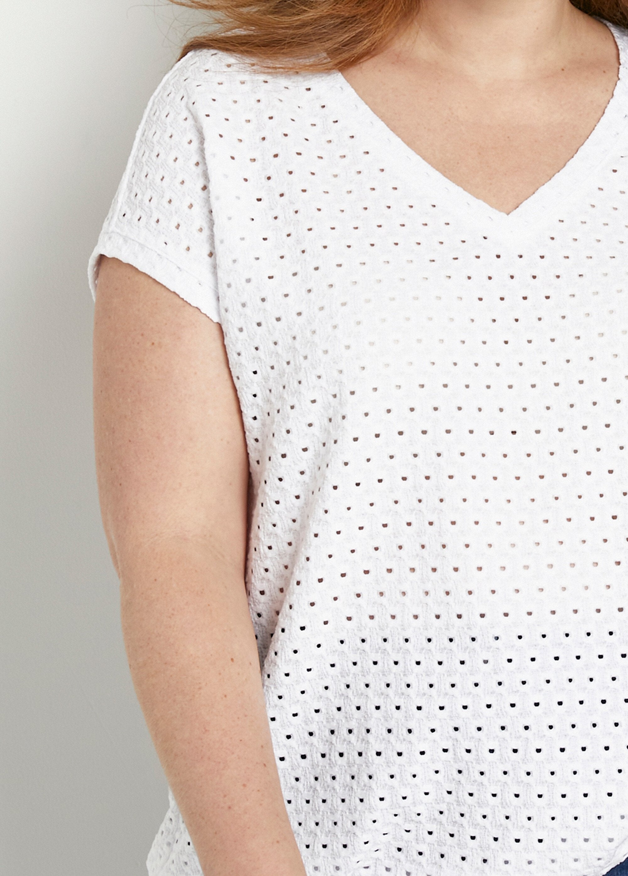 T-shirt_corta_e_sciolta_con_scollo_a_V_Blanc_DE1_curvy