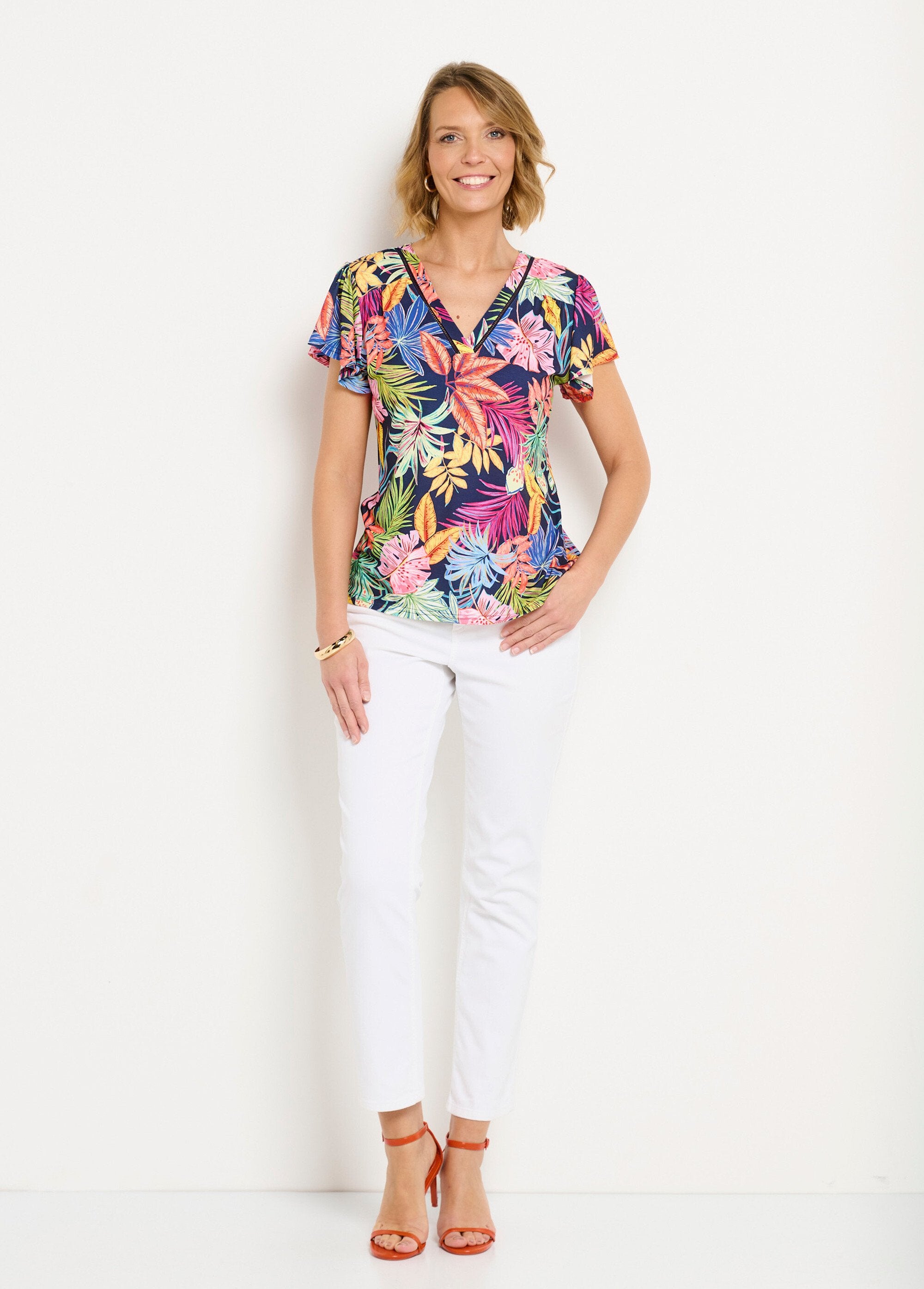 T-shirt_aderente_con_scollo_a_V_e_stampa_di_foglie,_maniche_corte_Marine_et_rose_SF1_slim