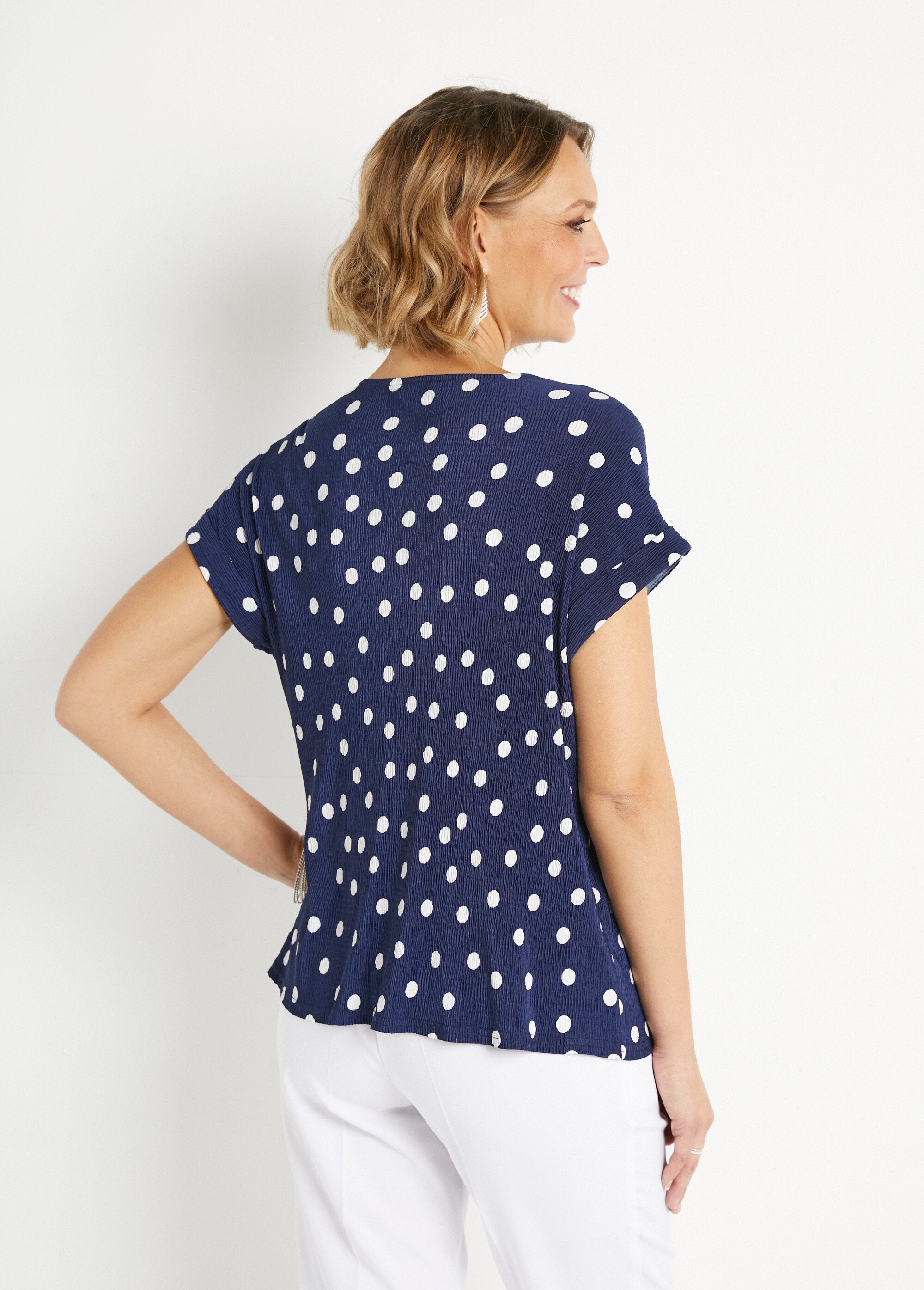 T-shirt_allentata_con_scollo_a_V_e_stampa_a_pois_Marine_et_blanc_DO1_slim