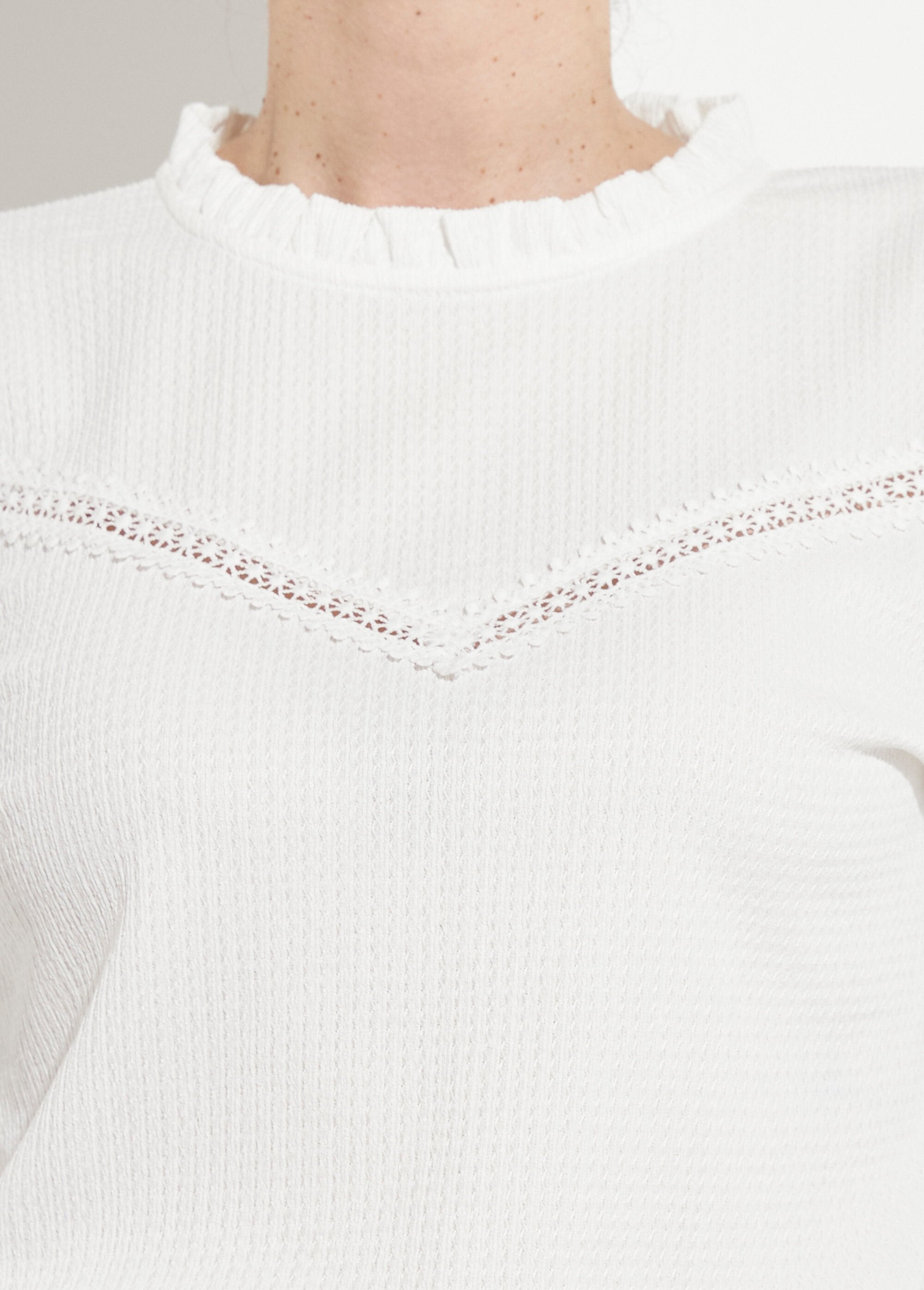 T-shirt_bianca_con_colletto_arruffato_e_maglia_waffle_Blanc_DE2_slim