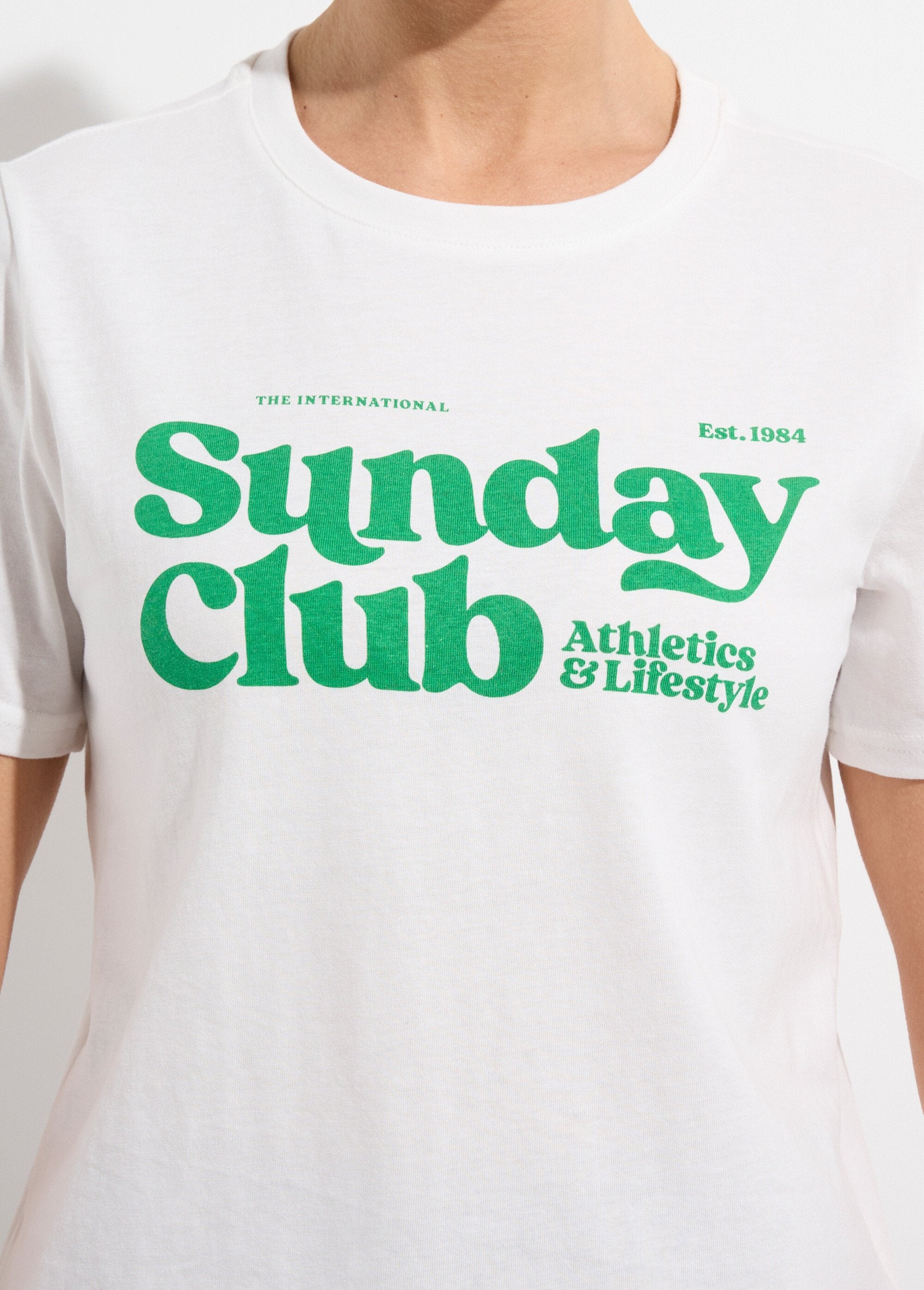 T-shirt_blanc_inscription_Sunday_Club_Blanc_et_vert_DE1_slim