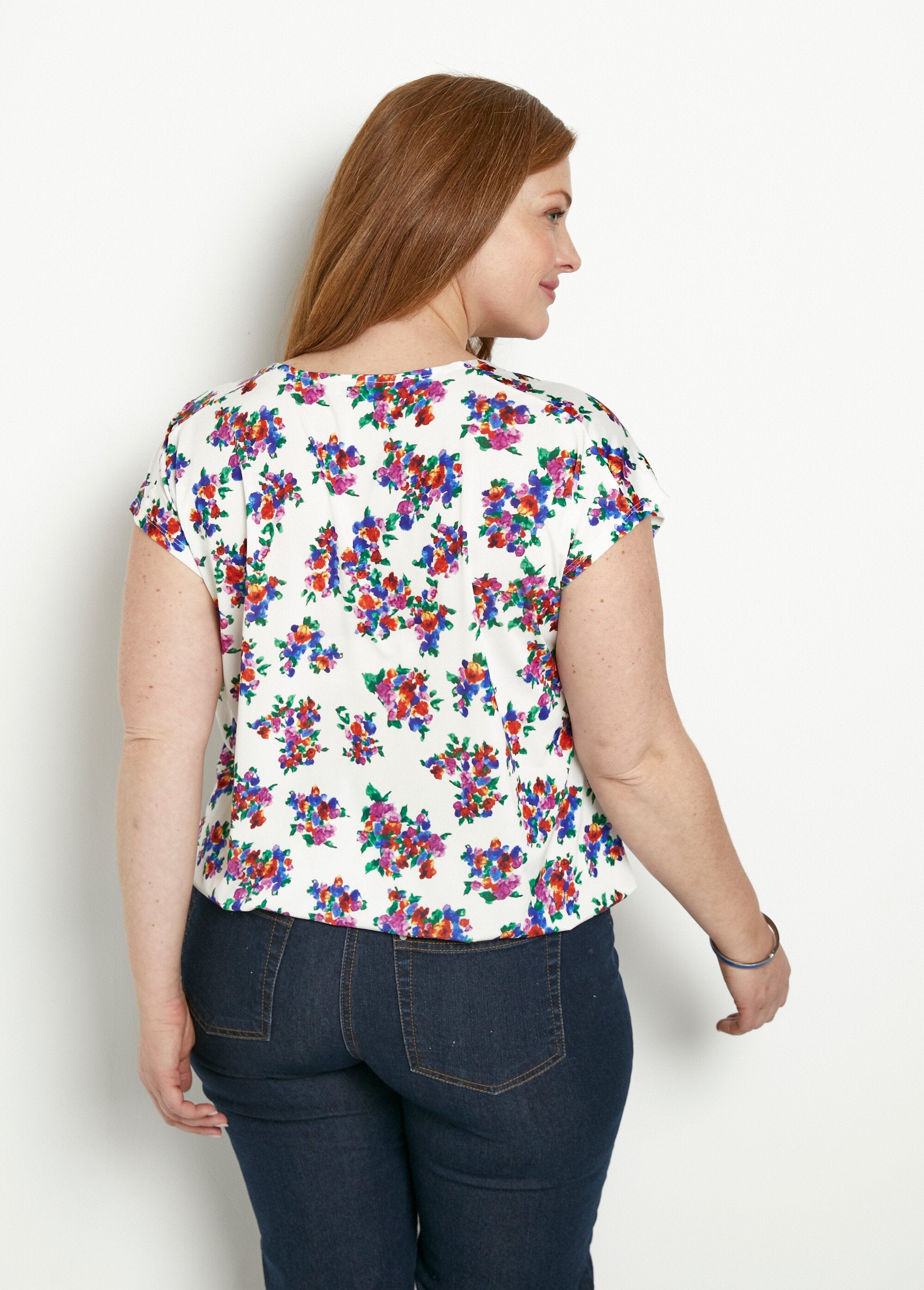 T-shirt_blousant_con_collo_gioiello_a_fiori_Fond_blanc_DO1_curvy