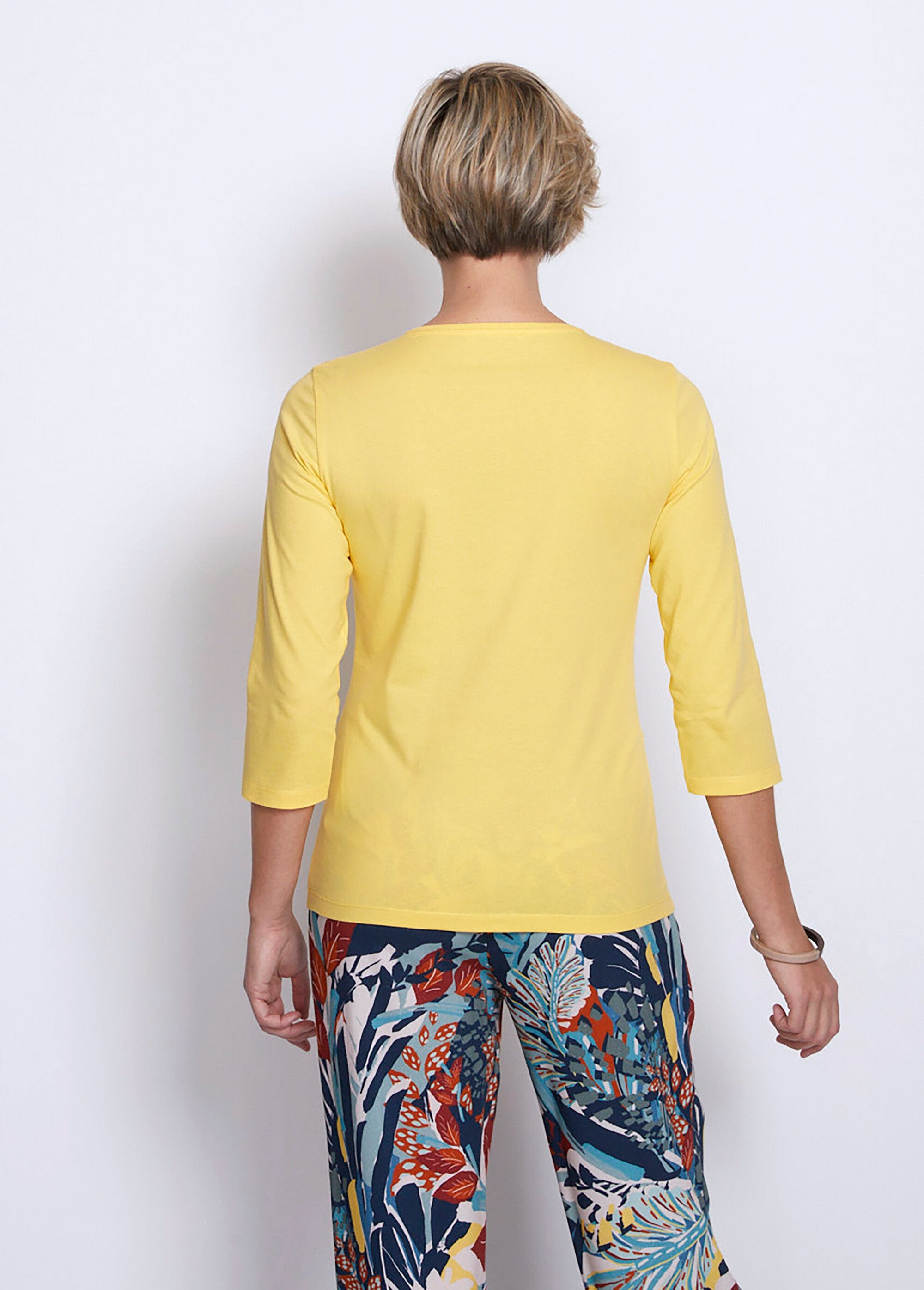 T-shirt_con_maniche_a_3/4_e_colletto_ricamato_con_borchie_GIALLO_DO1_slim