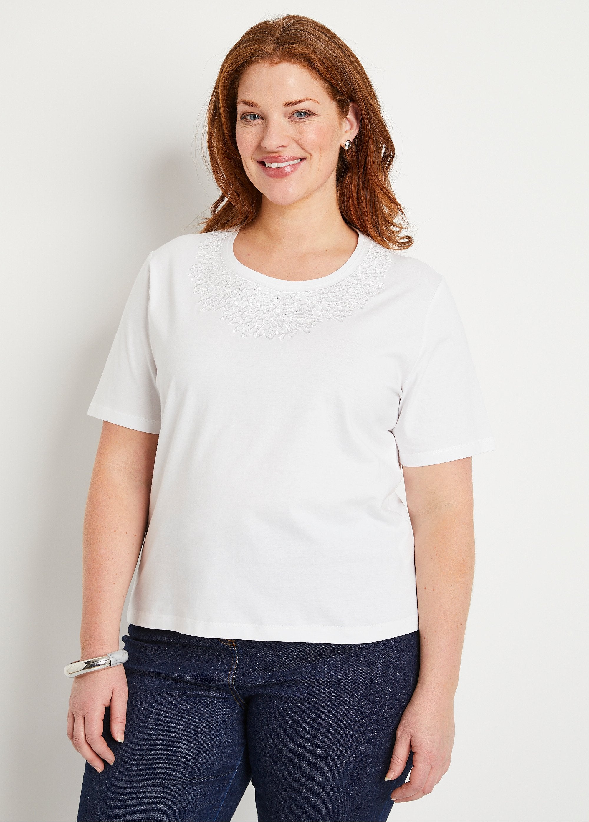 T-shirt_a_maniche_corte_con_colletto_ricamato_con_borchie_BIANCO_FA1_curvy