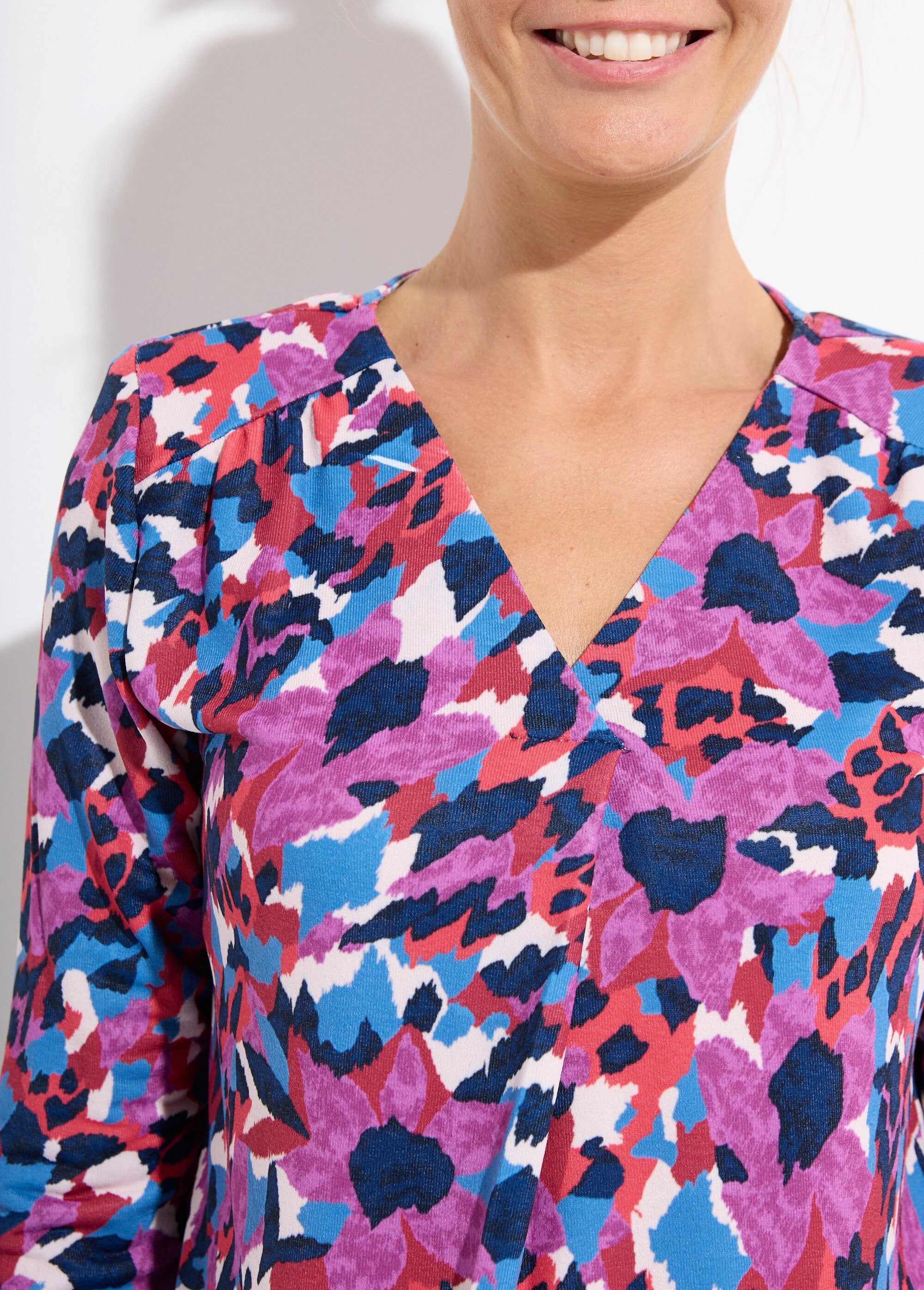 T-shirt_calda_con_scollo_a_V_e_stampa_multicolore_Imprime_bleu_DE1_slim