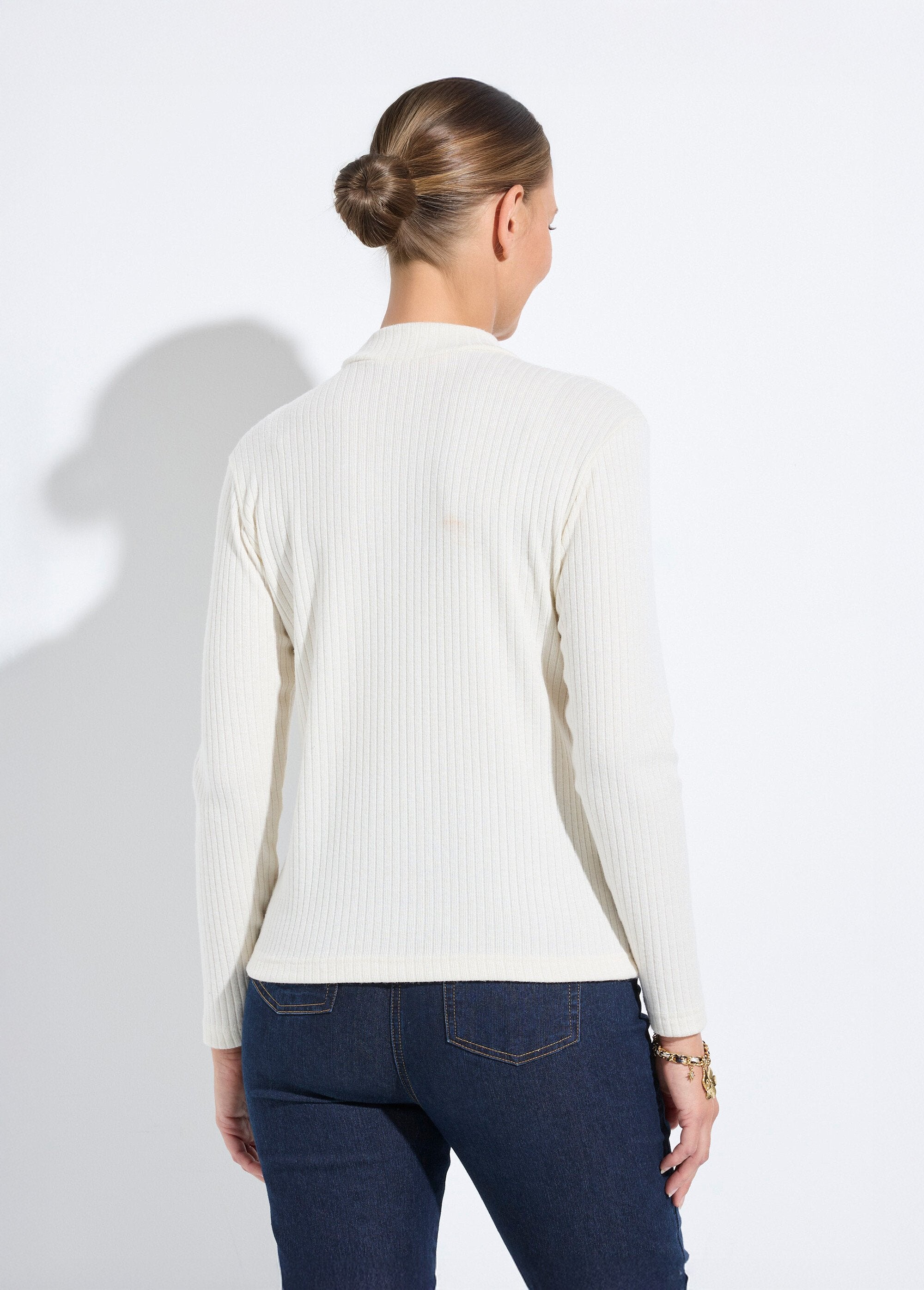 Maglietta_a_maniche_lunghe_con_collo_alto_in_maglia_a_costine_Ecru_DO1_slim