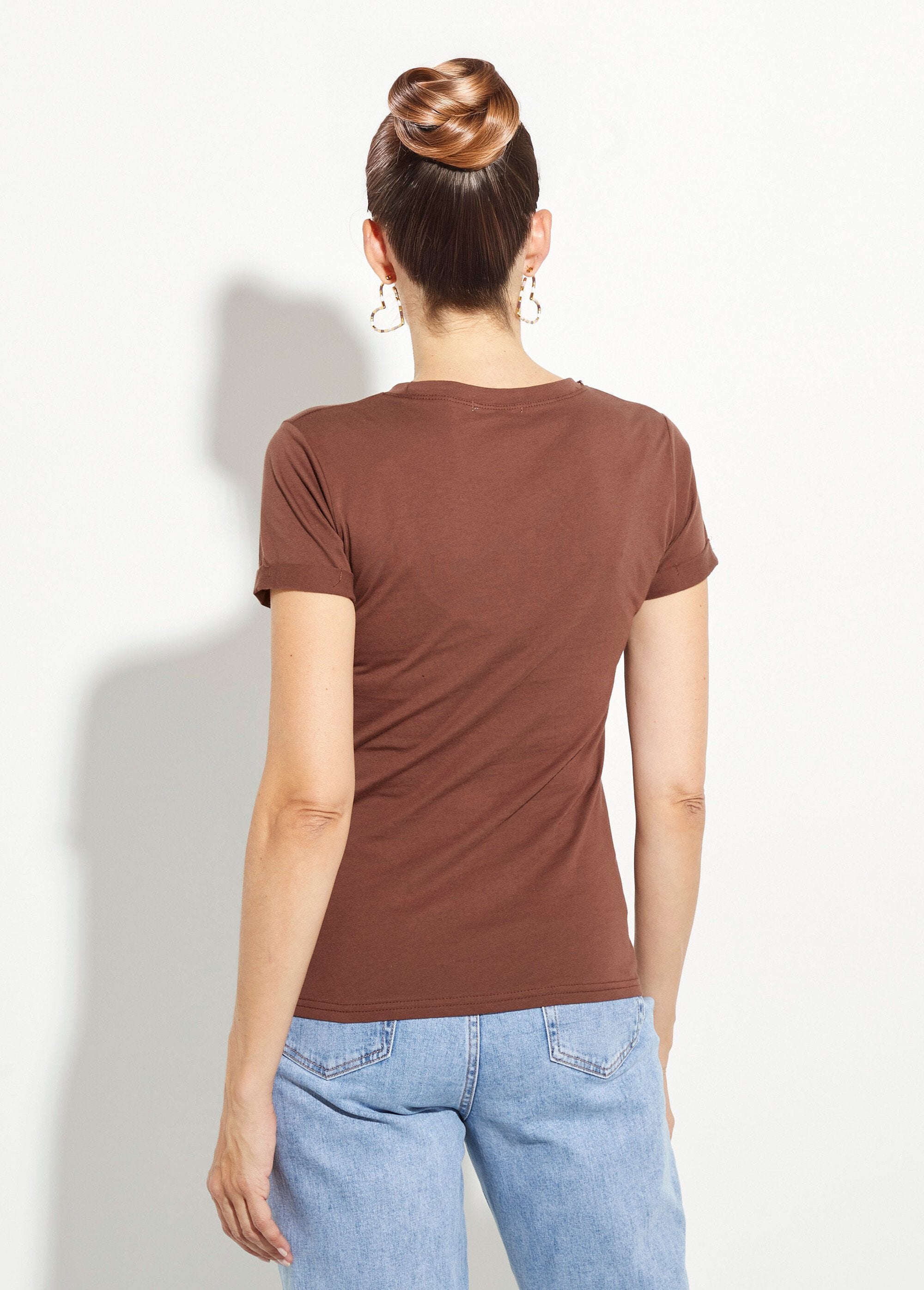 T-shirt_col_rond_broderie_coeur_poitrine_Marron_DO1_slim