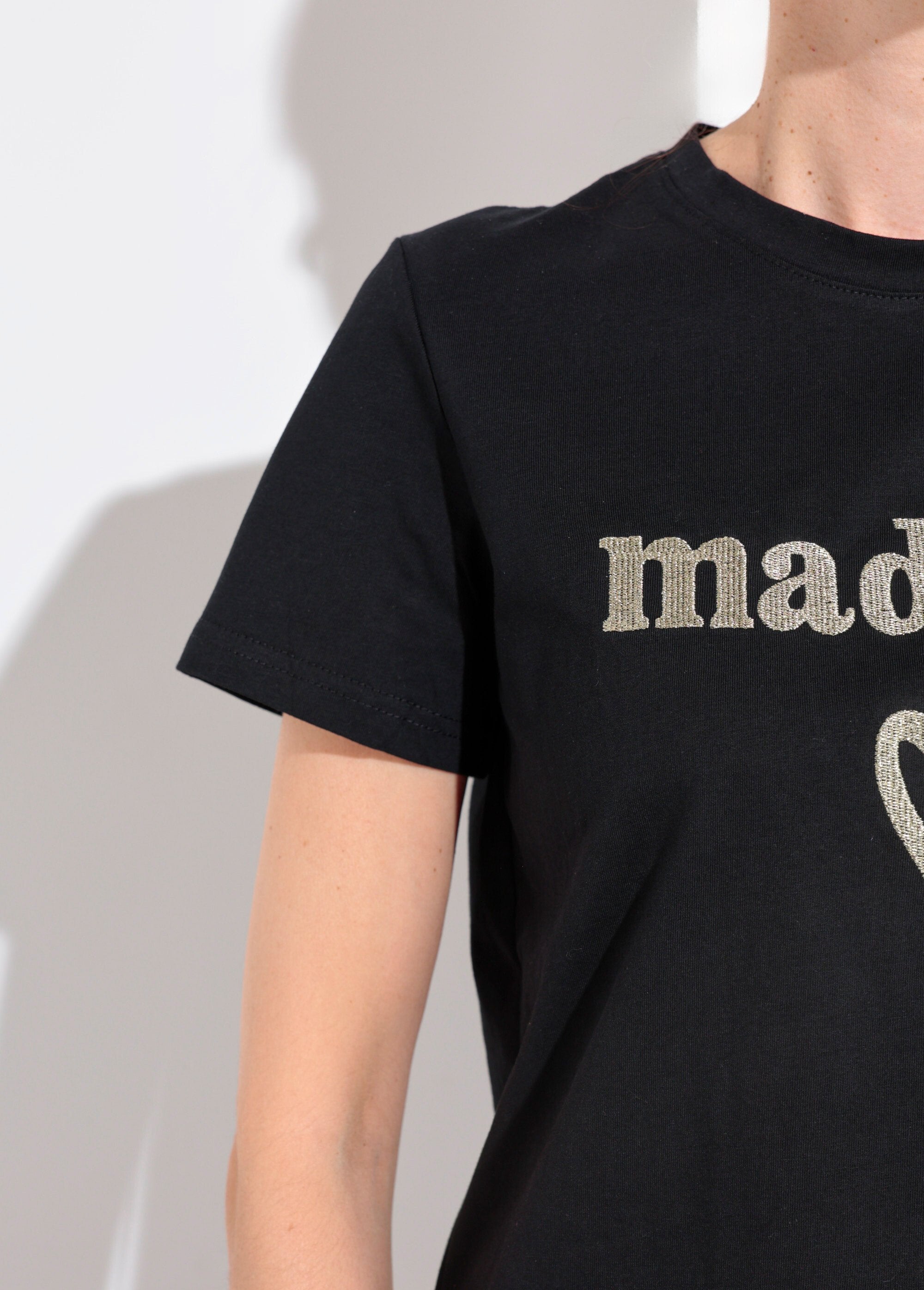 T-shirt_con_scollo_rotondo_e_ricamo_metallico_Madame_Noir_DE2_slim