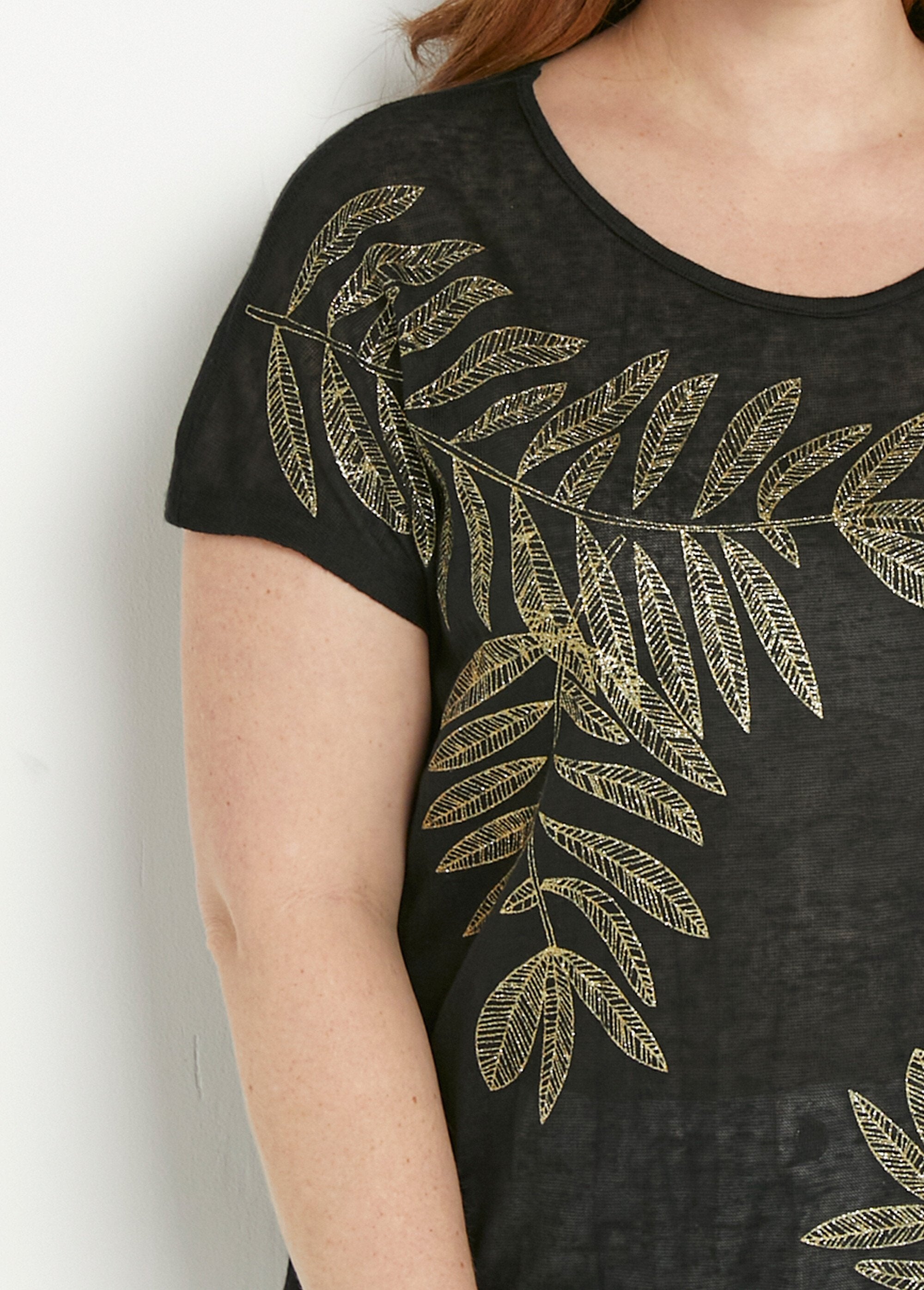 T-shirt_girocollo_in_maglia_fiammata_con_motivo_oro_Noir_DE1_curvy