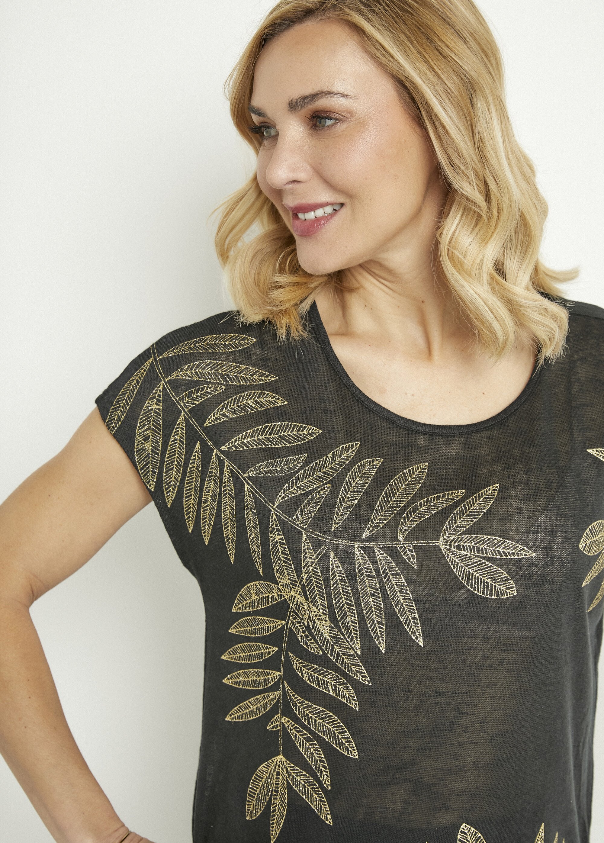 T-shirt_girocollo_in_maglia_fiammata_con_motivo_oro_Noir_DE1_slim