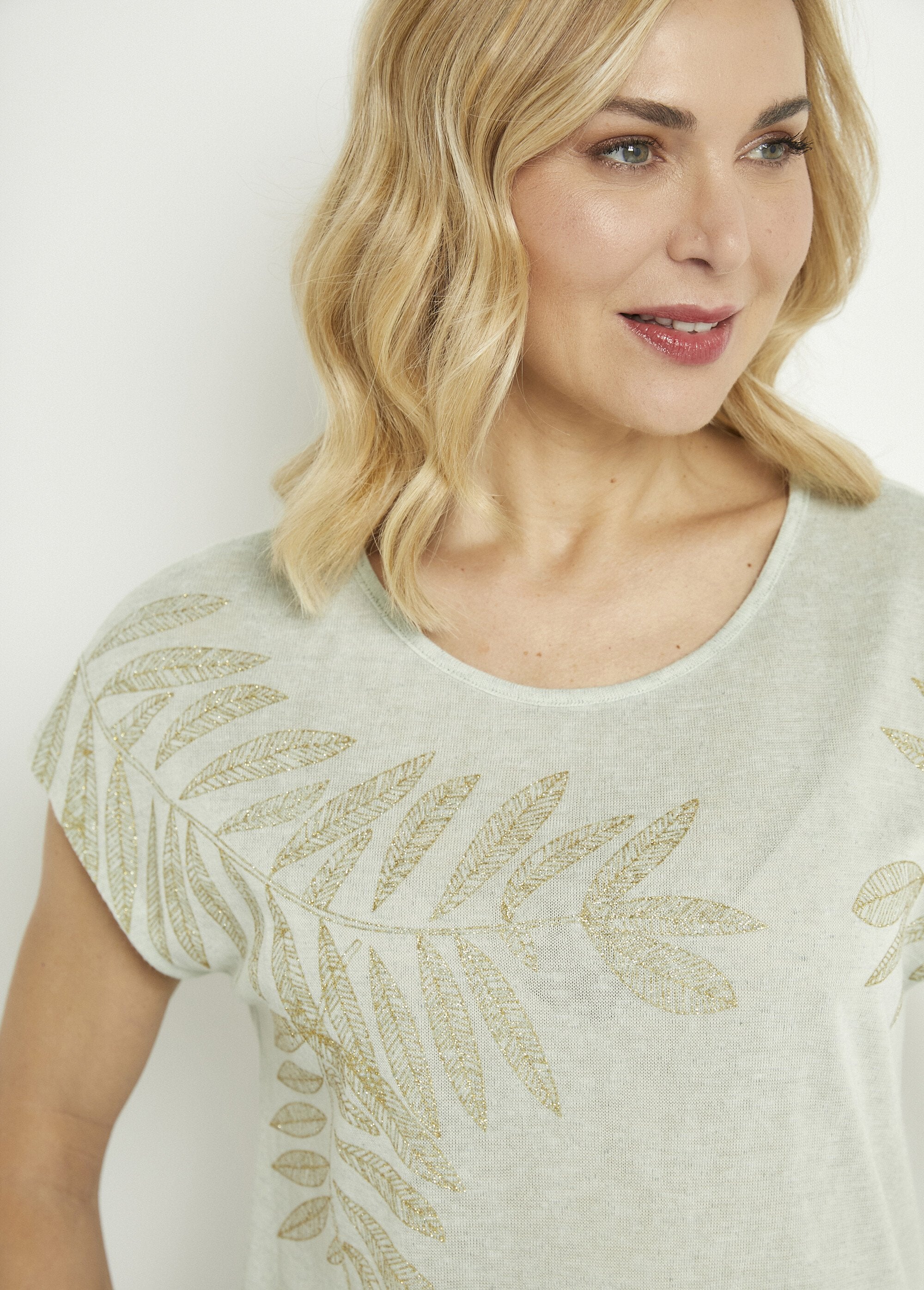 T-shirt_girocollo_in_maglia_fiammata_con_motivo_oro_Sauge_DE1_slim