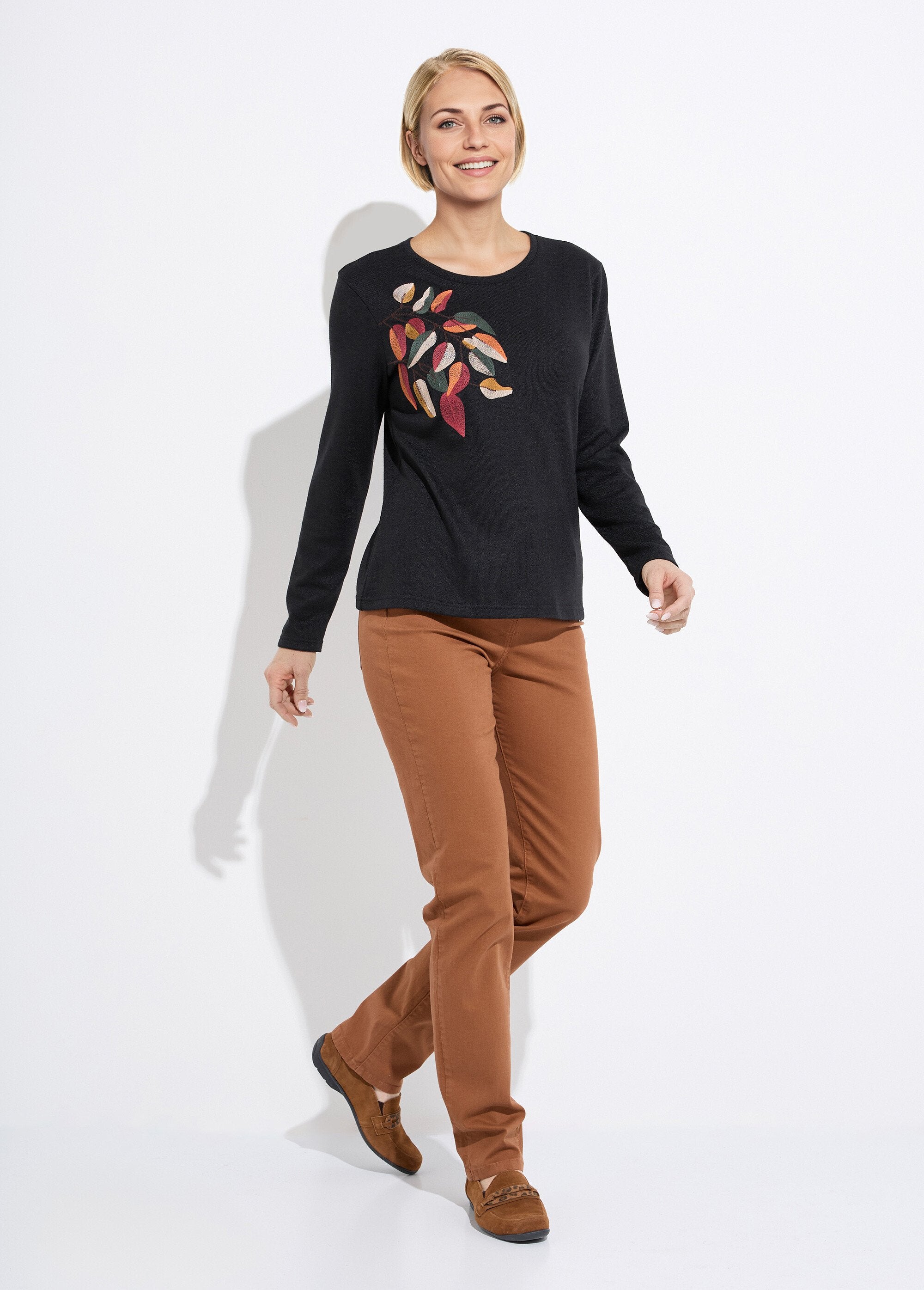 T-shirt_a_maniche_lunghe_a_tinta_unita_con_ricamo_sullo_scollo_rotondo_Noir_SF1_slim