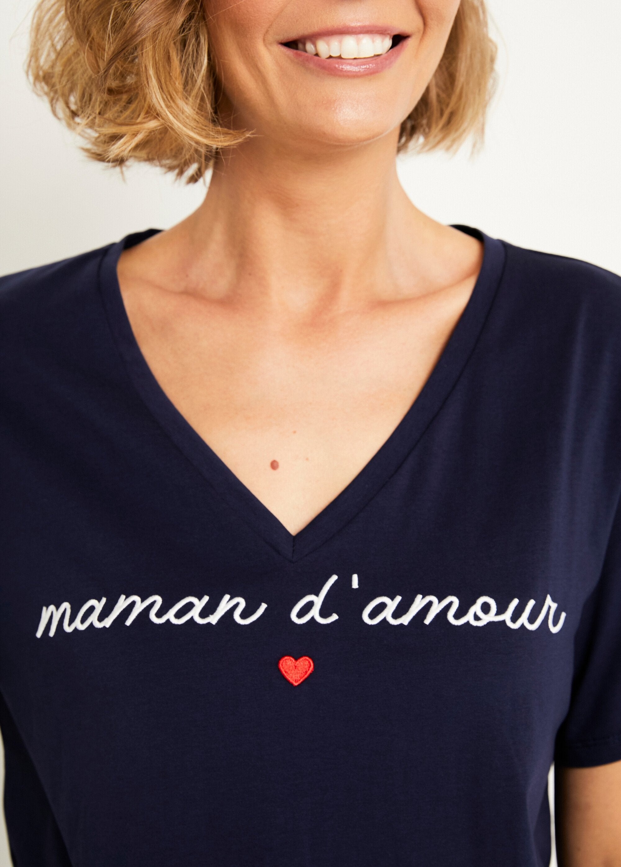 T-shirt_con_scollo_a_V_e_messaggio_ricamato_Marine_DE1_slim