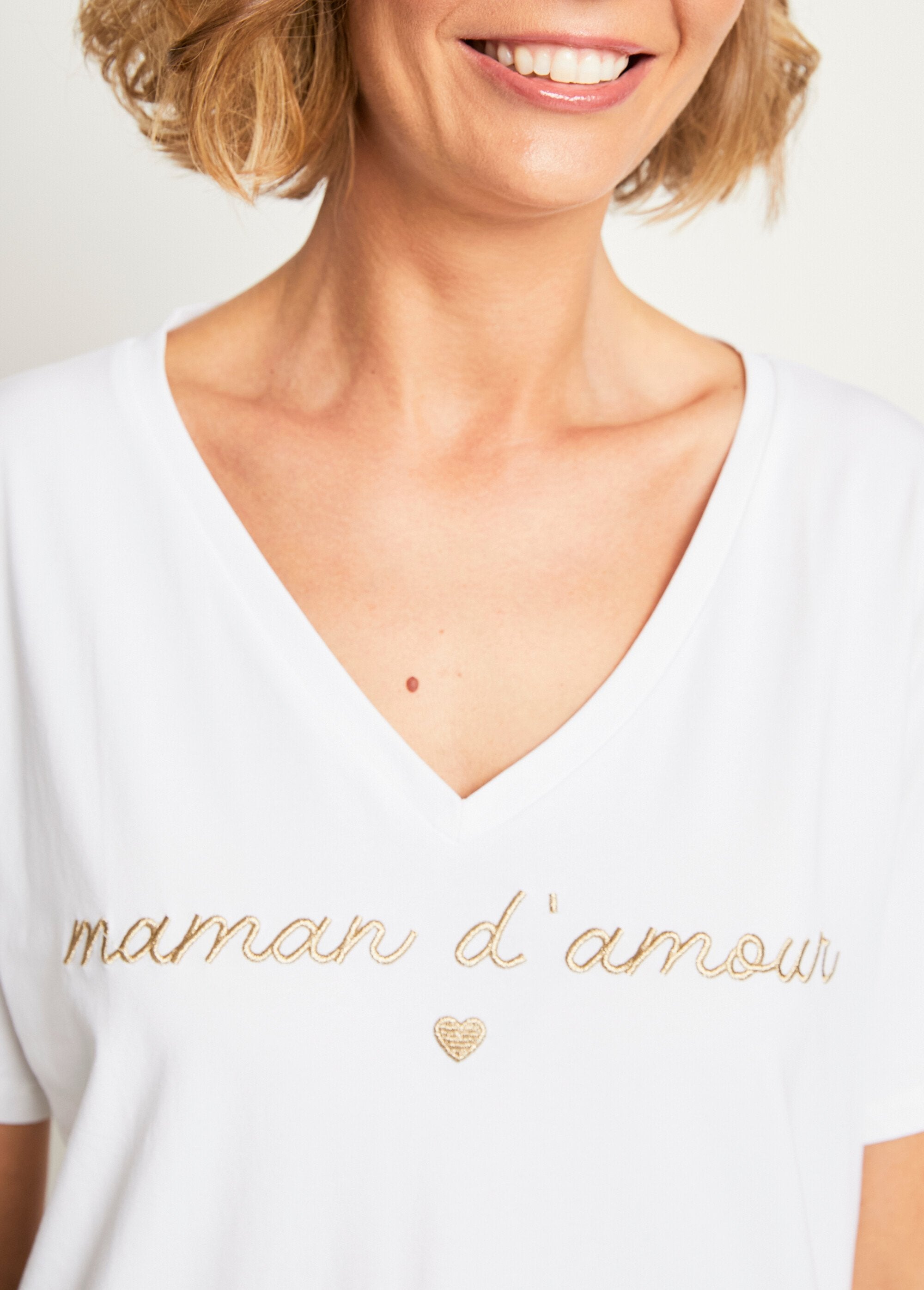 T-shirt_con_scollo_a_V_e_messaggio_ricamato_Blanc_DE2_slim